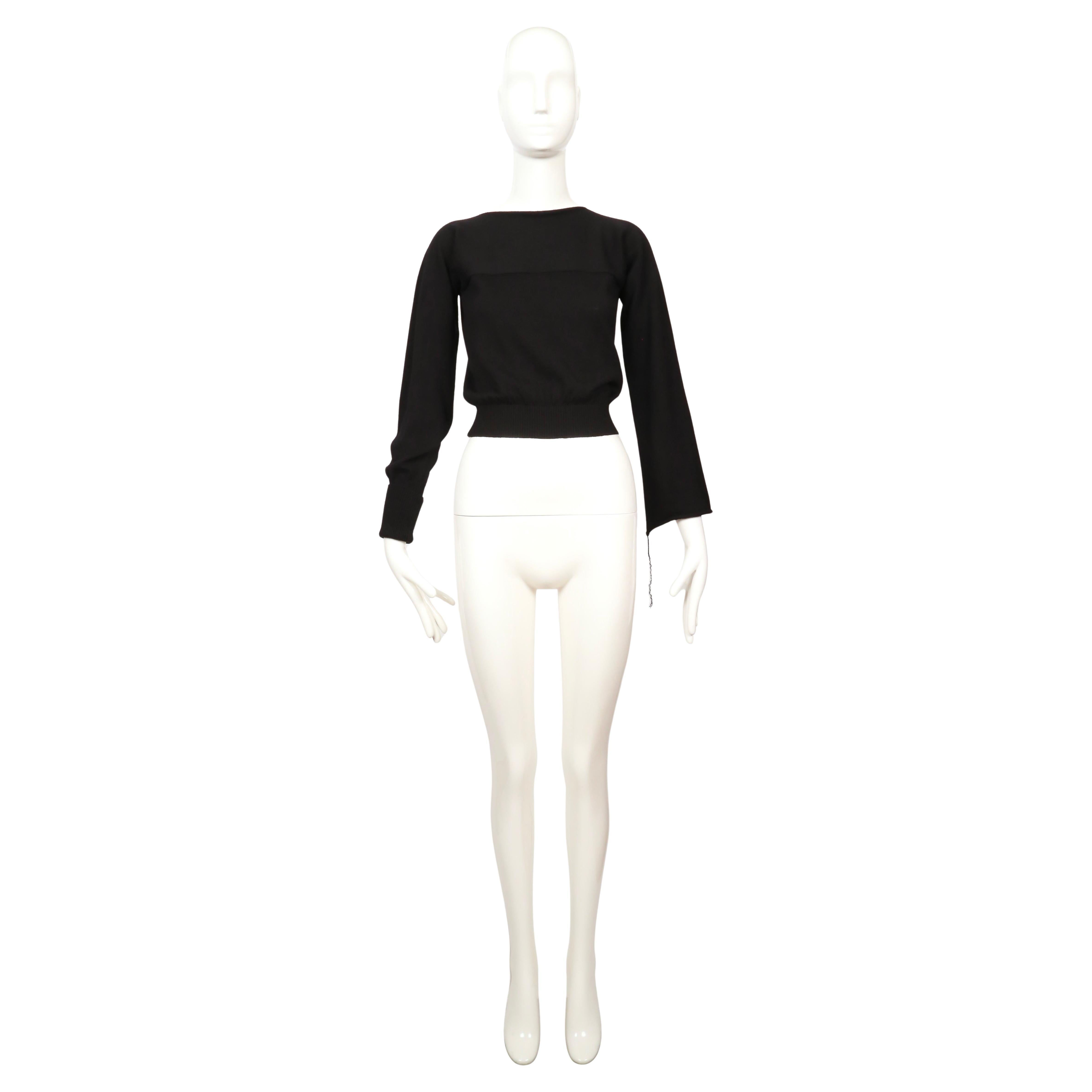 Noir 1997 MARTIN MARGIELA pull-over RUNWAY noir en jauge fine avec manches asymétriques en vente
