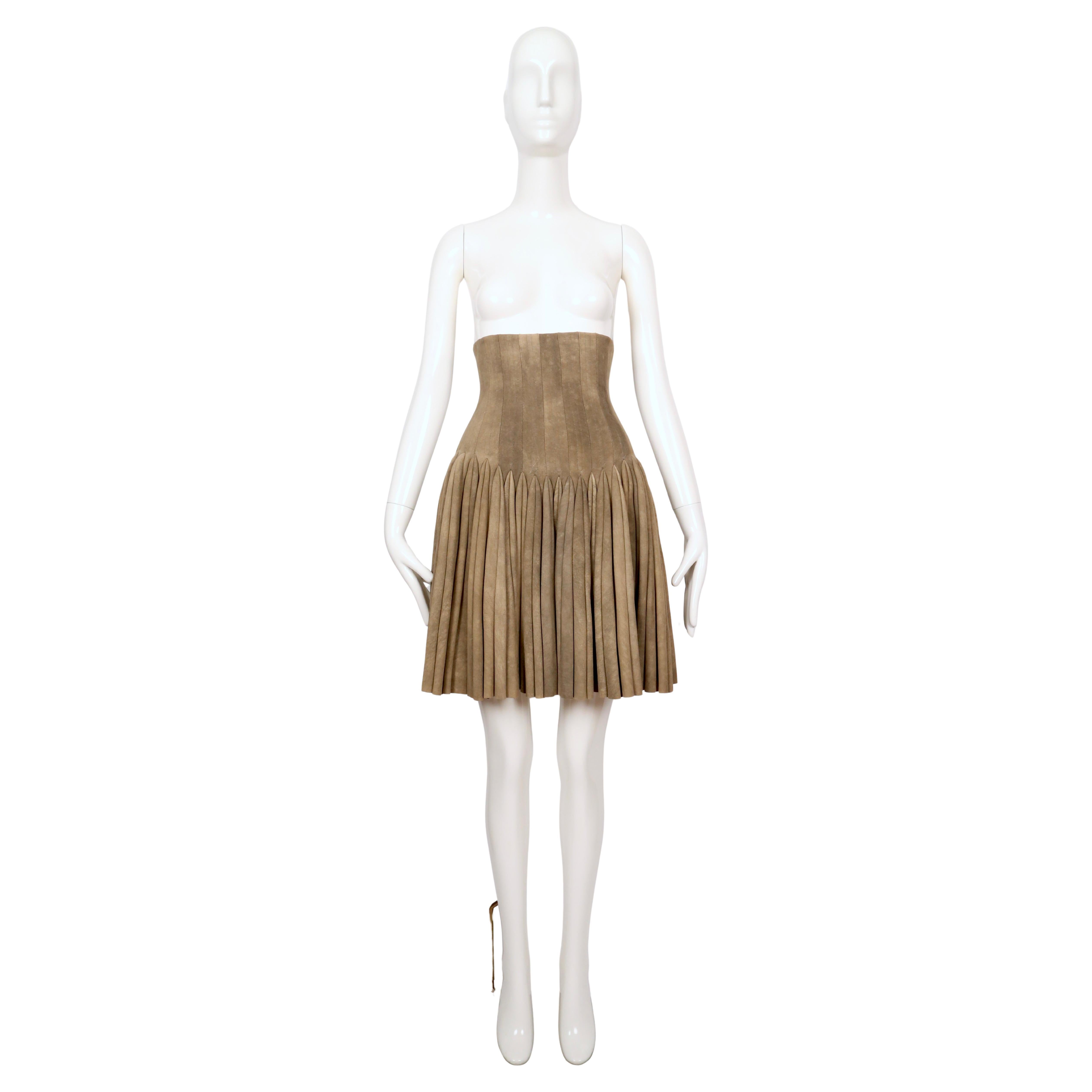 Dieser sehr seltene skulpturale Rock aus Hirschleder aus der Herbstkollektion 2007 von Azzedine Alaia ist ein Beispiel für seine meisterhafte Beherrschung von Form und Struktur. Der Rock aus weichem, mattem taupefarbenem Hirschleder verfügt über ein