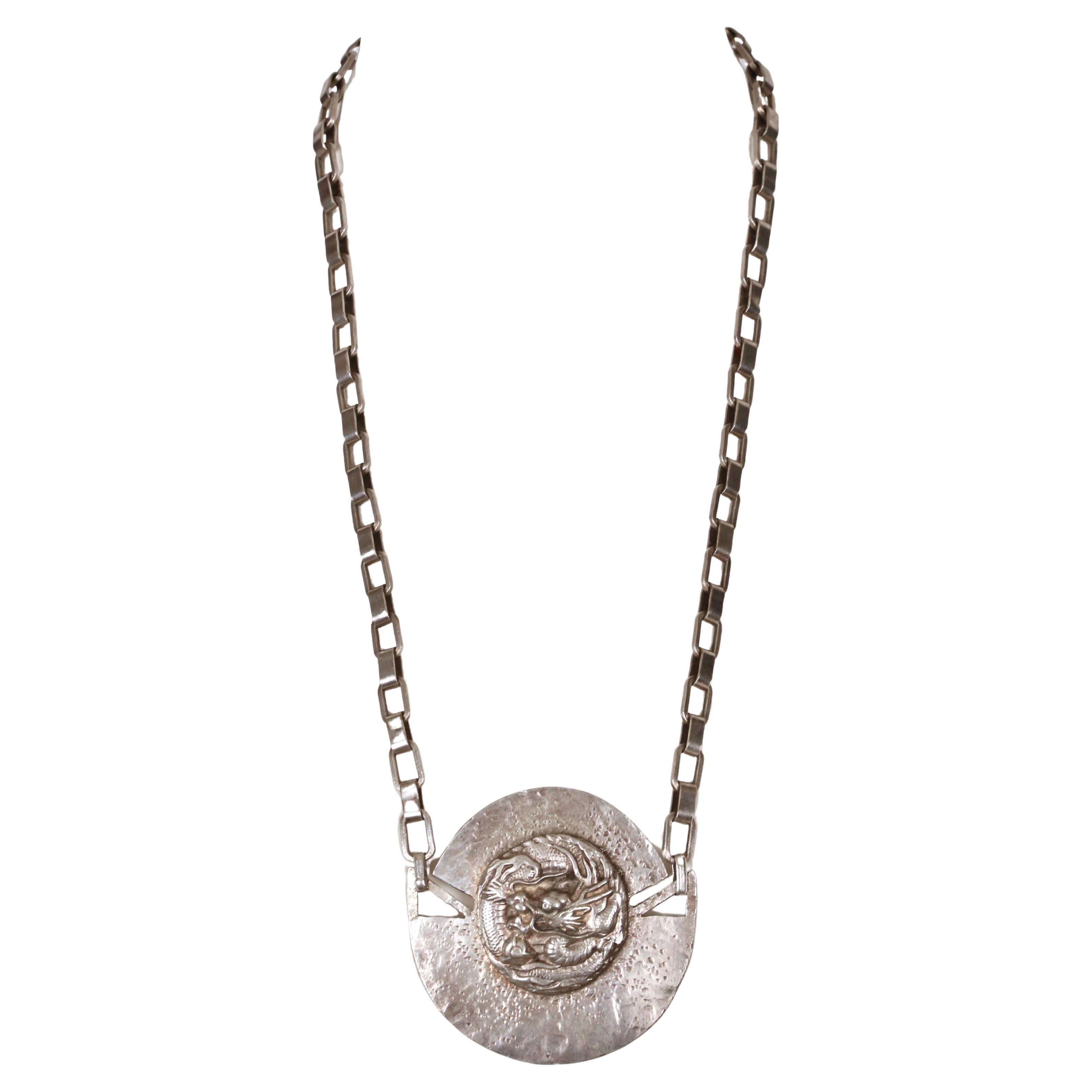 rarissima collana con medaglione a forma di drago di Line Vautrin degli anni '50 In condizioni buone in vendita a San Fransisco, CA