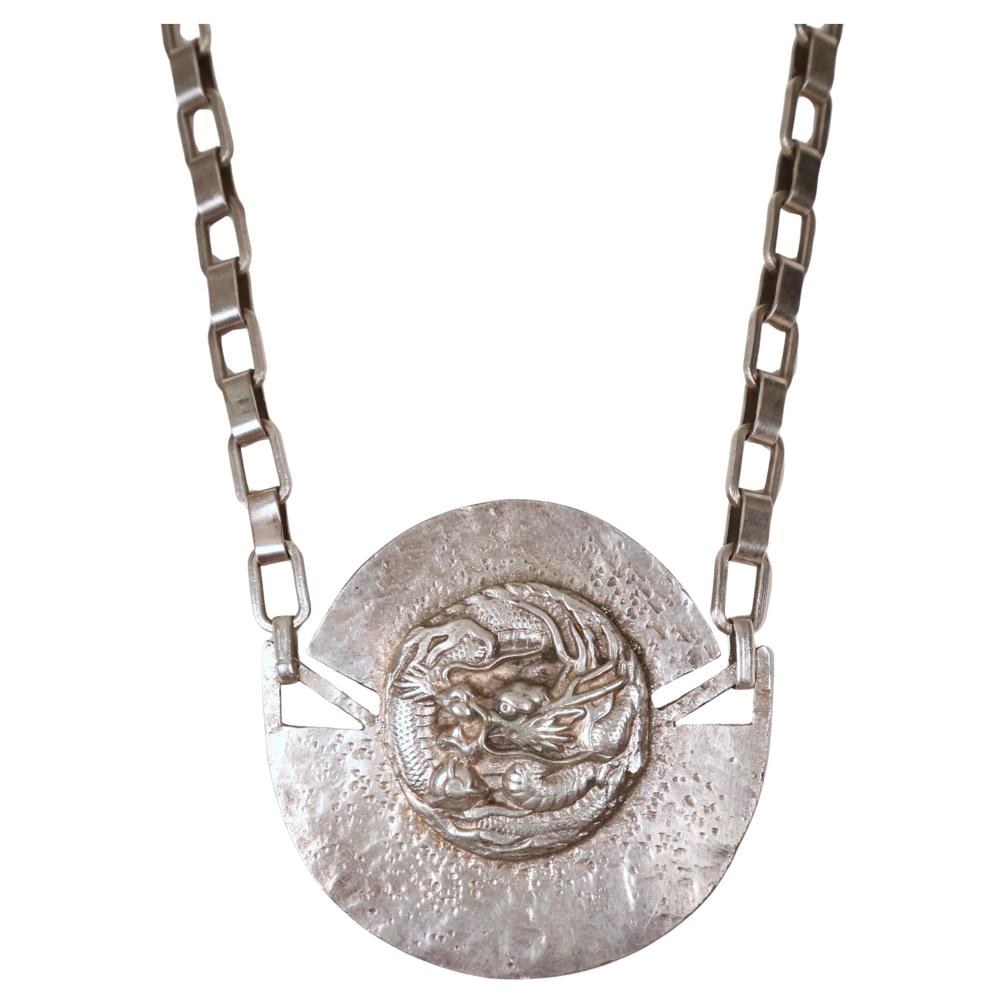 Donna rarissima collana con medaglione a forma di drago di Line Vautrin degli anni '50 in vendita