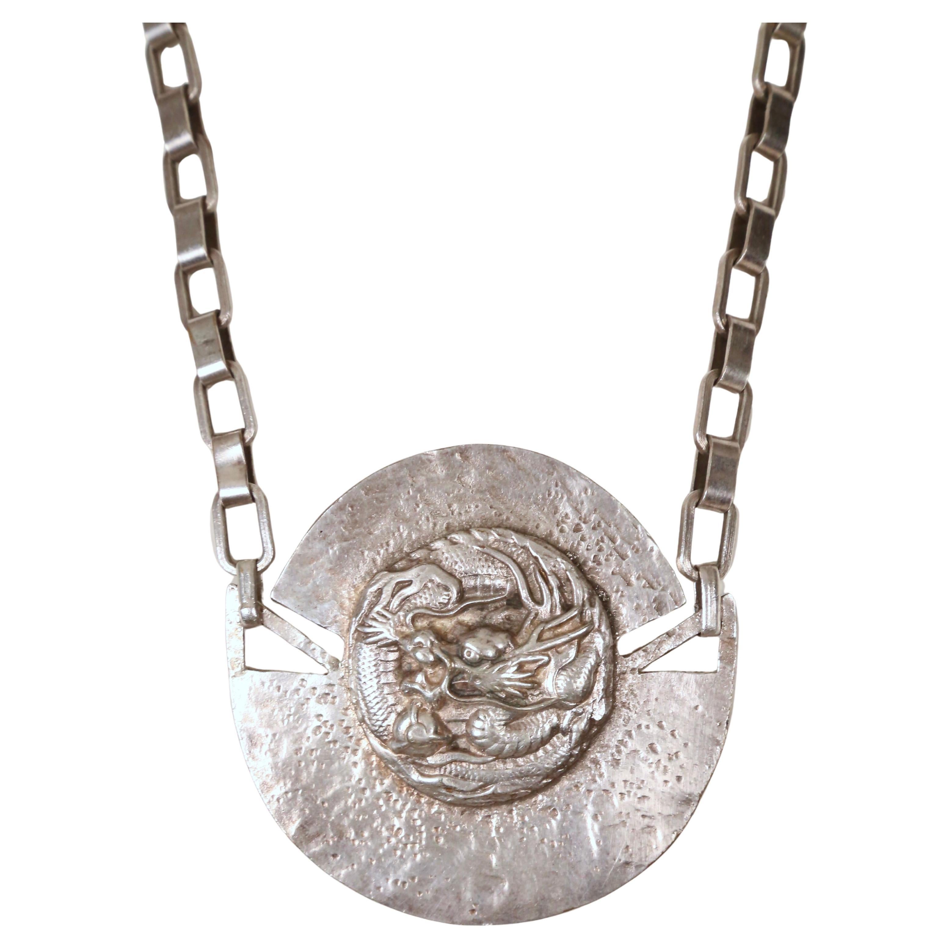 rarissima collana con medaglione a forma di drago di Line Vautrin degli anni '50 in vendita 1