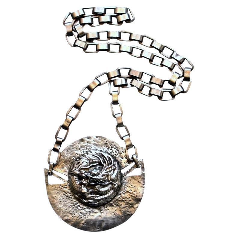 rarissima collana con medaglione a forma di drago di Line Vautrin degli anni '50 in vendita 4