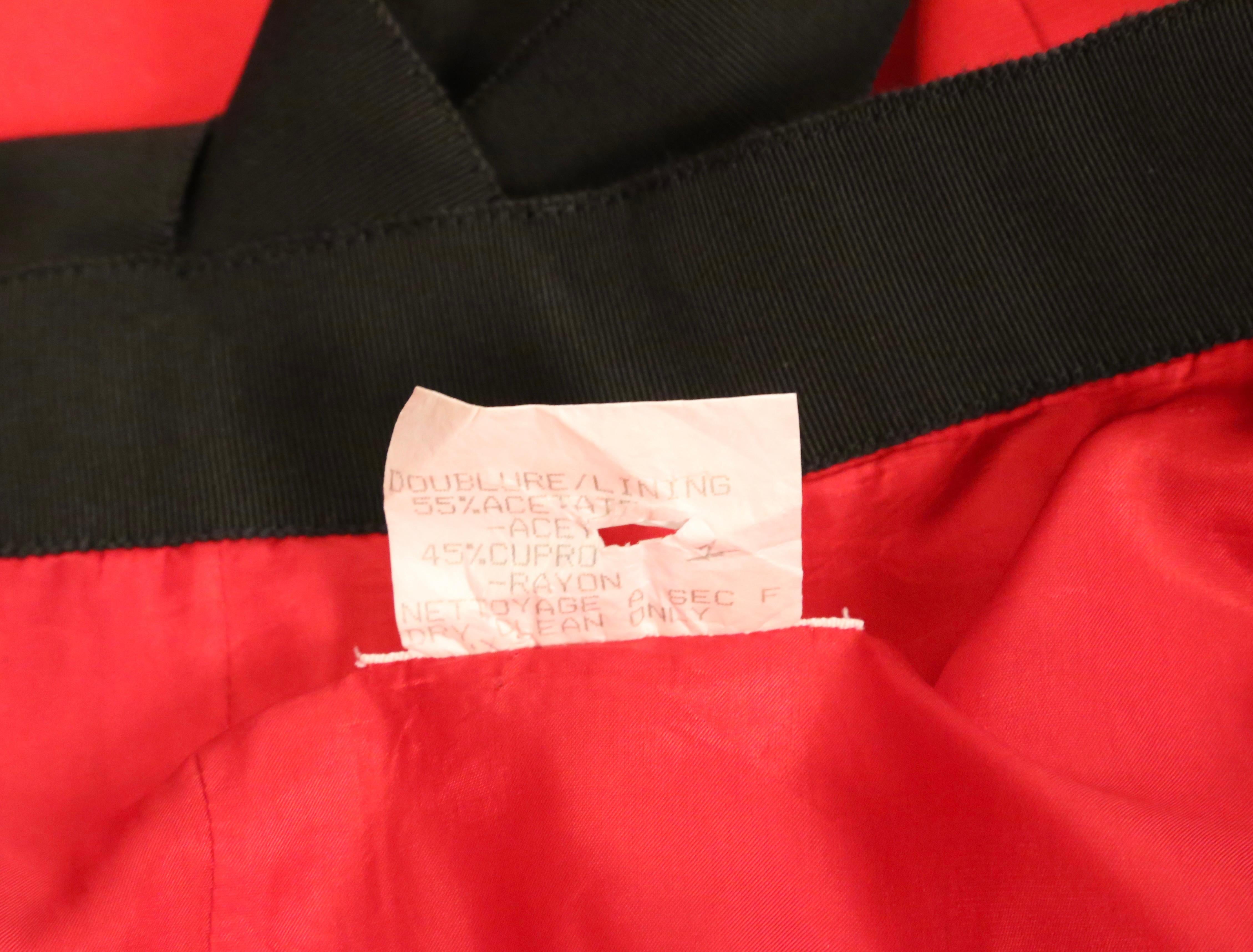 1990 - Yves Saint Laurent - Robe en coton rouge avec bordures en gros-grain noir en vente 8