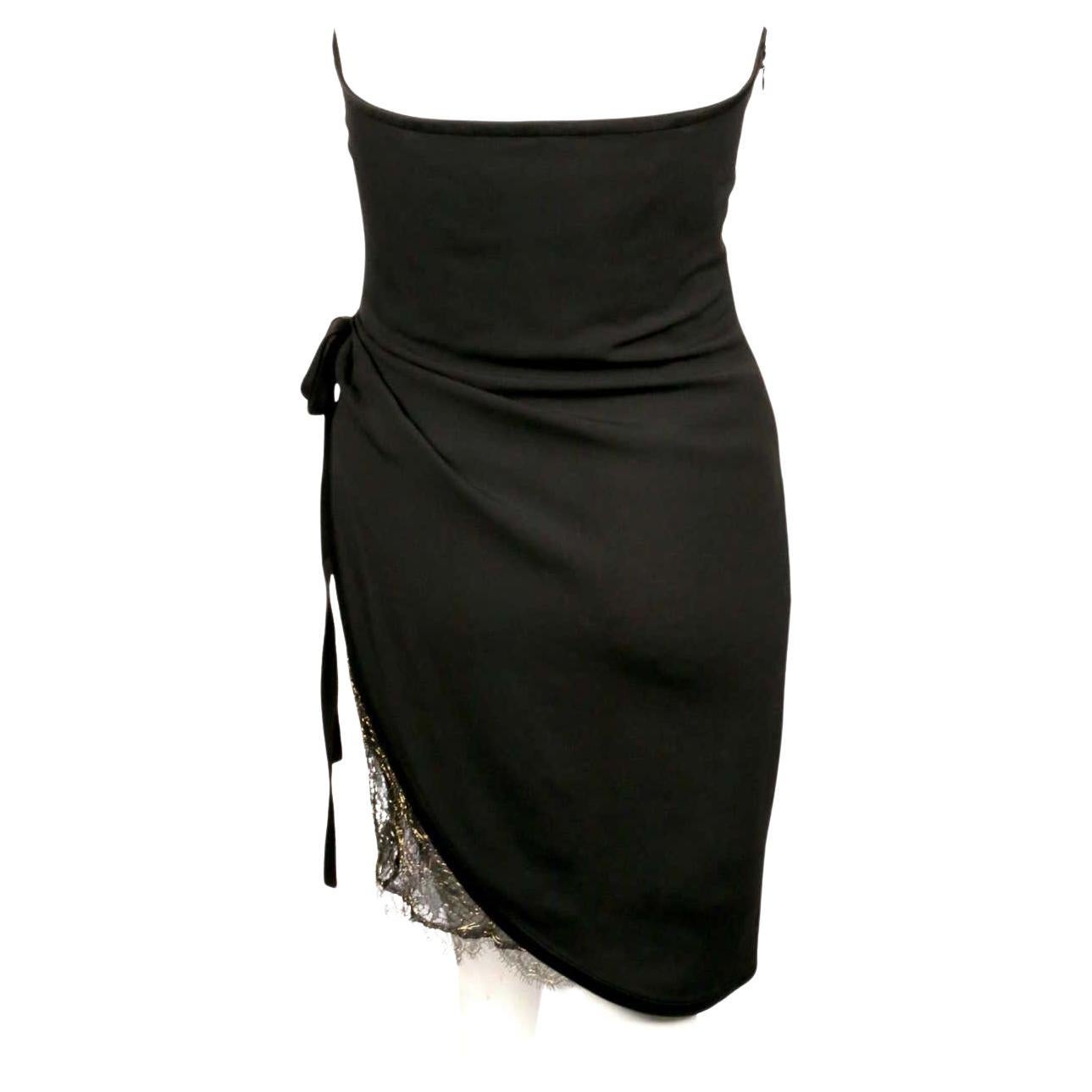 1990er Jahre YVES SAINT LAURENT schwarzes drapiertes trägerloses Kleid mit Spitze im Angebot 4