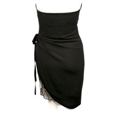 Yves Saint Laurent 1990, abito nero drappeggiato senza spalline e con pizzo