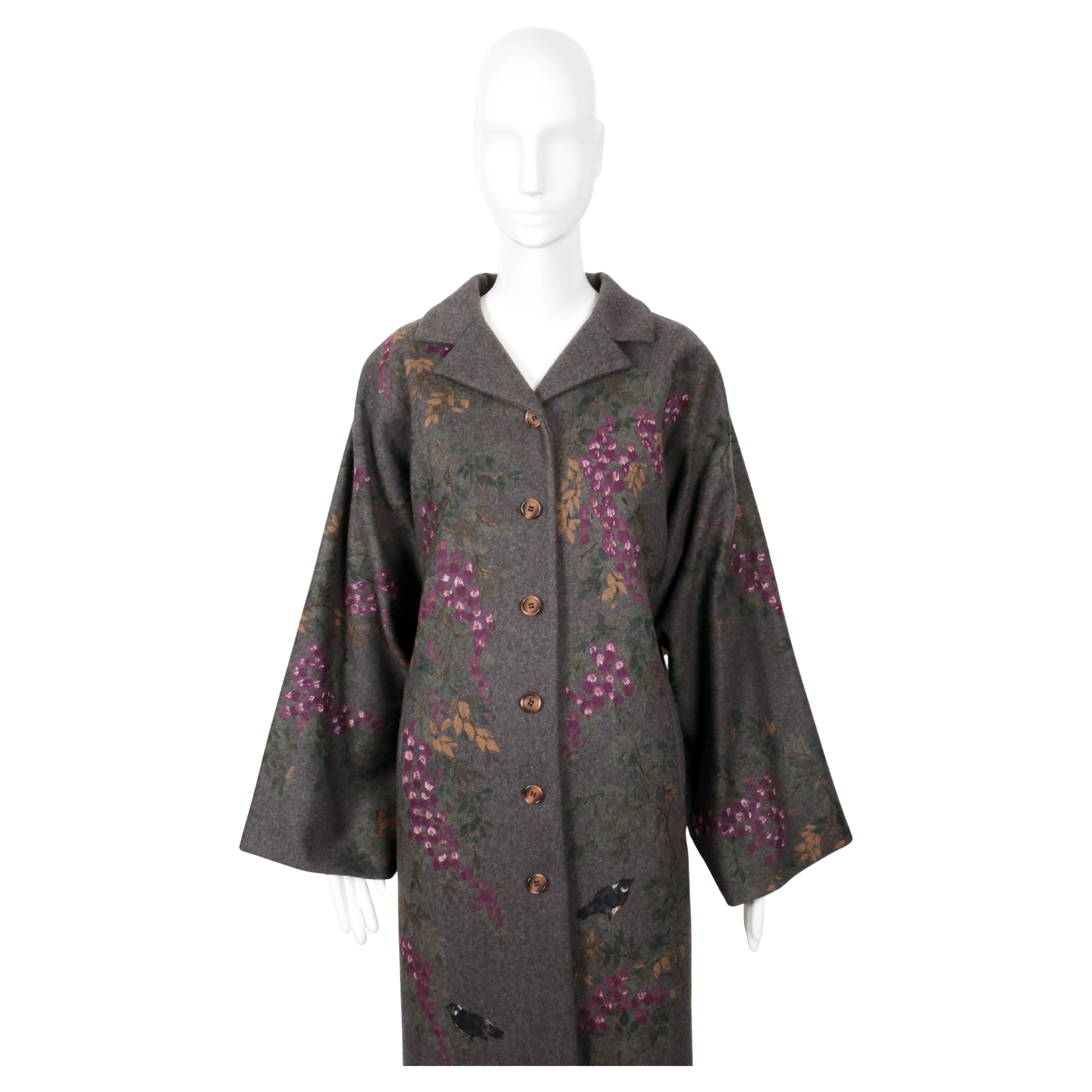 Seltener Mantel im Kimono-Stil von Dolce & Gabbana aus dem Jahr 1998, aus weicher grauer Wolle gefertigt und von Hand mit einem komplizierten Blumen- und Vogelmotiv bemalt. Die weiten, skulpturalen Ärmel und die lockere Silhouette sind an