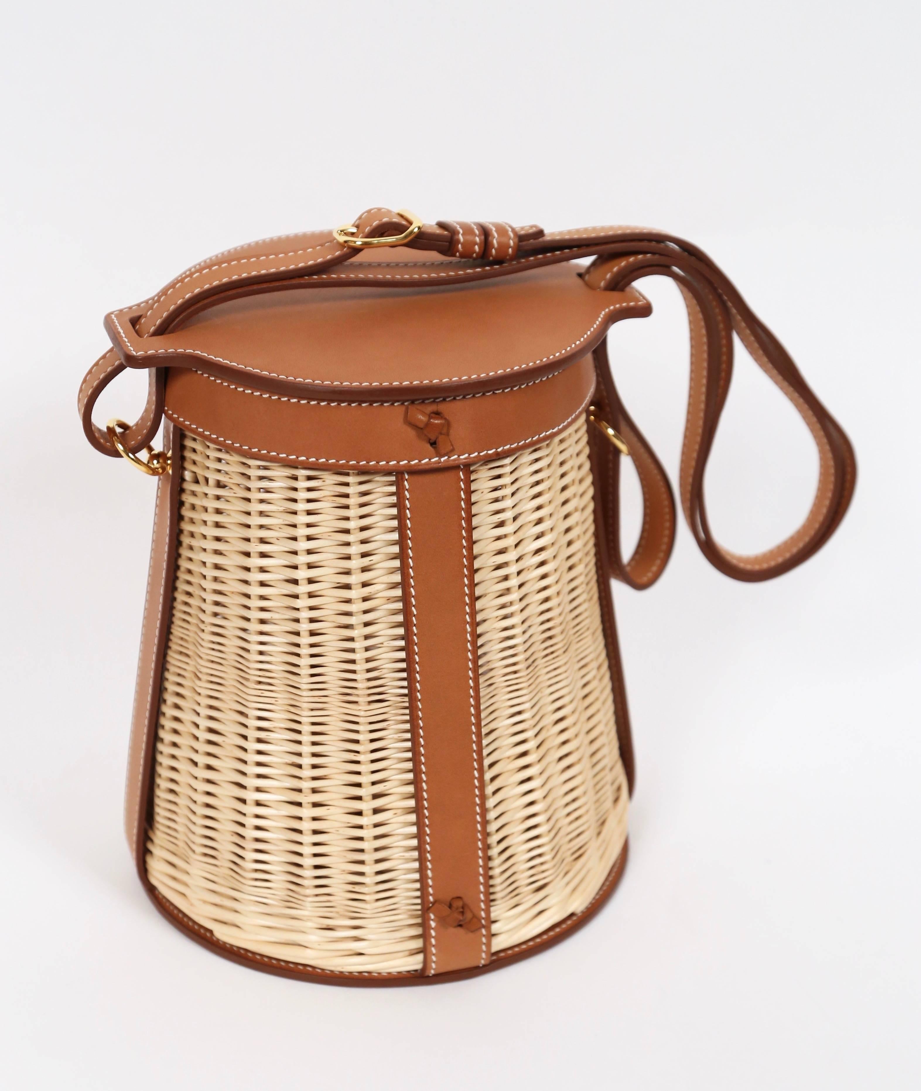Very rare Hermès Farming Picnic Osier bag in wicker and veau barenia leather designed by Hermes dating to spring/summer of 2015. Limited edition design that is no longer in production. Approximate measurements: height 8”, diameter of base 6.75”,