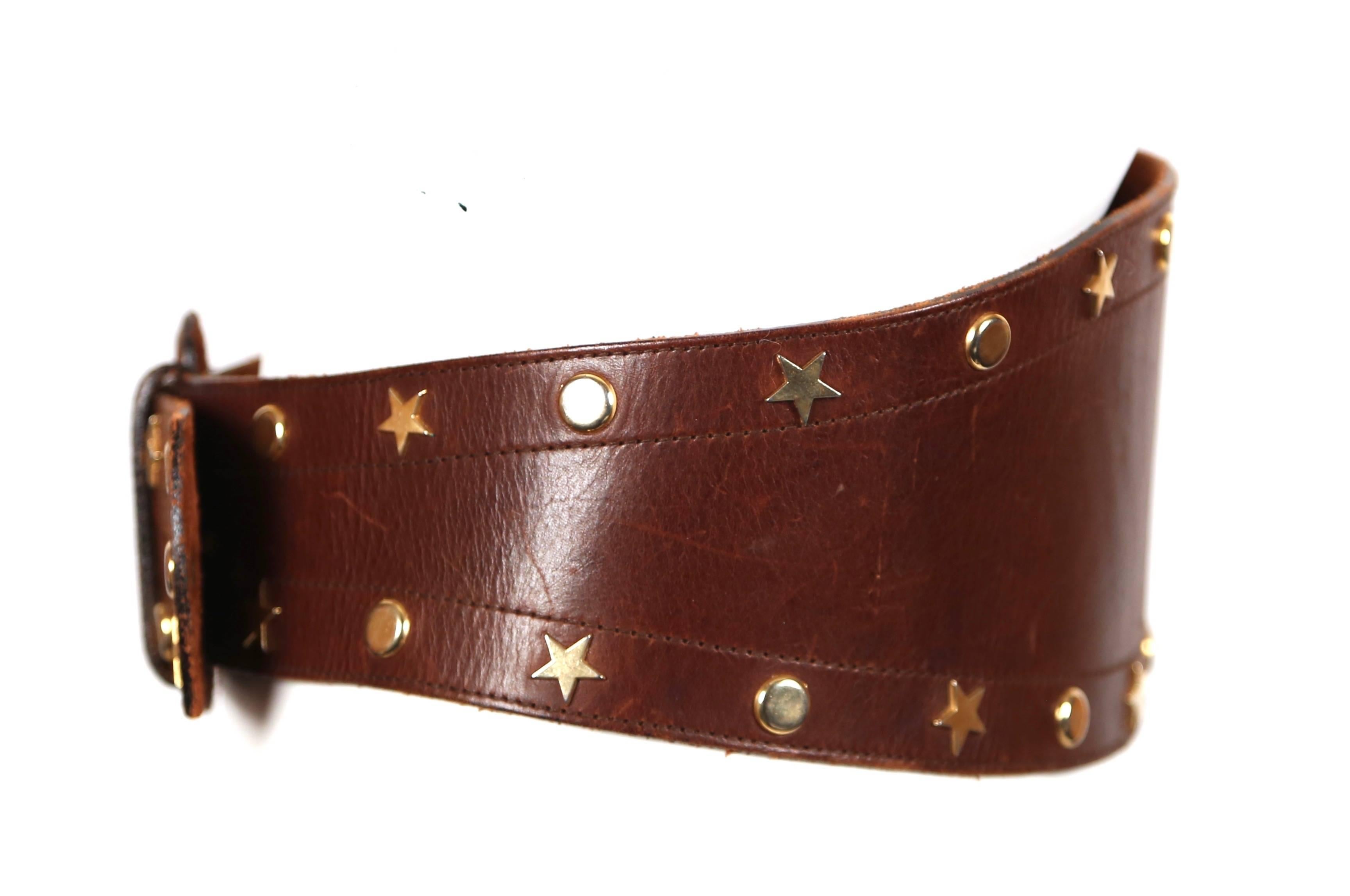 Ceinture large en cuir marron avec étoile et clous circulaires dorés, années 1980 Bon état à San Fransisco, CA