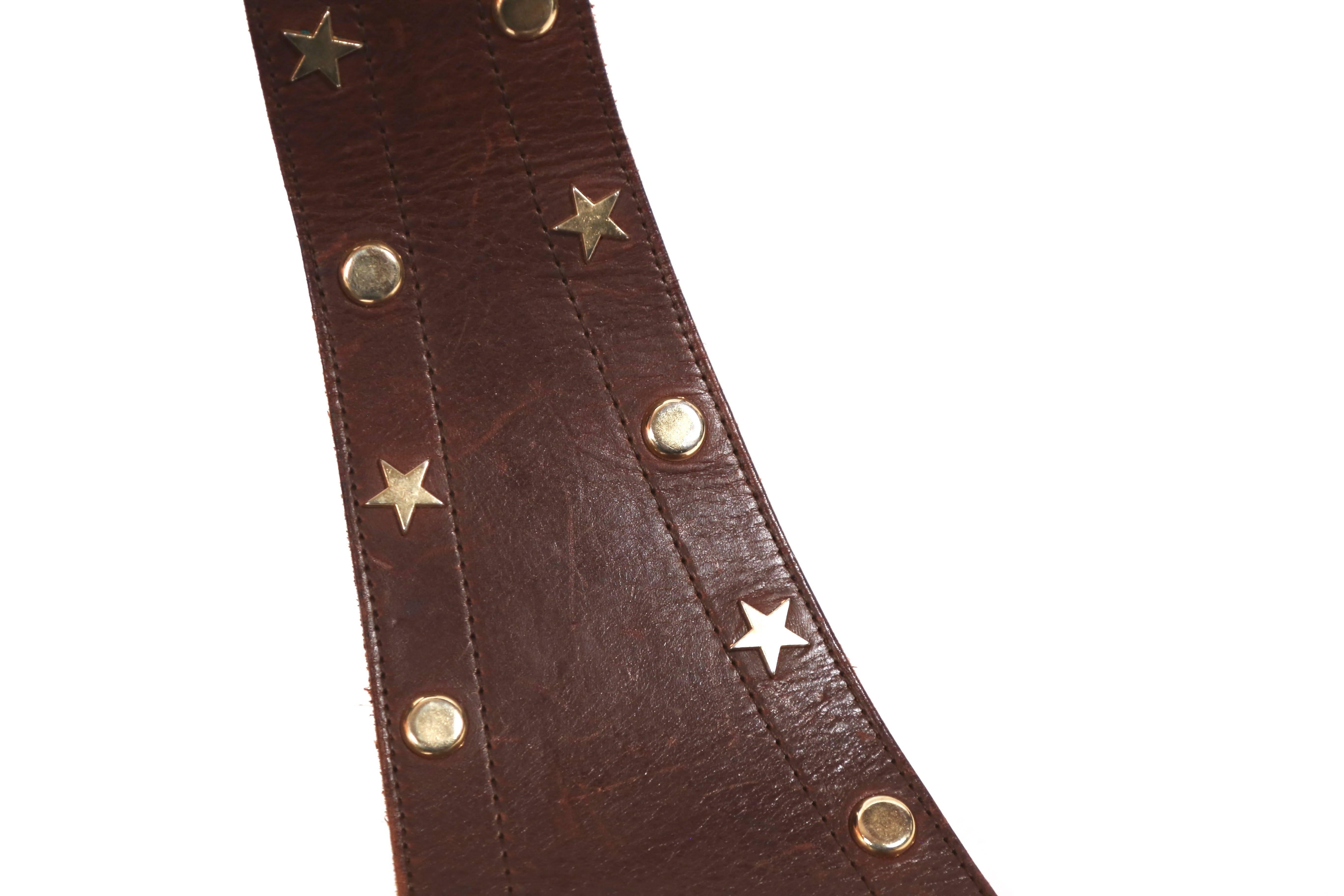 Ceinture large en cuir marron avec étoile et clous circulaires dorés, années 1980 Unisexe 
