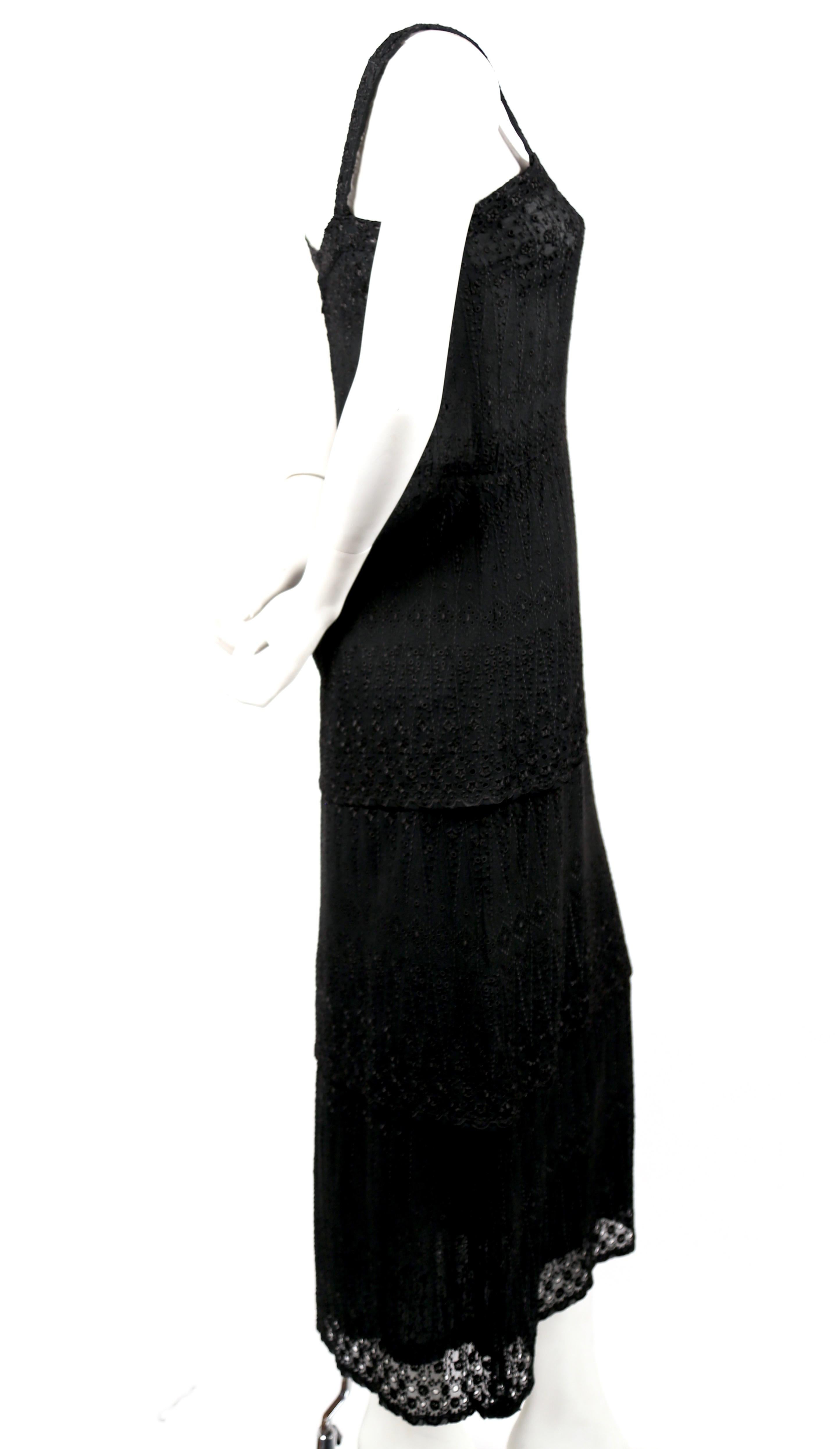Schwarzes Kleid aus Ösenspitze mit gestuftem Saum, entworfen von Ted Lapidus in den 1970er Jahren. Passt am besten für eine US 2-4. Ungefähre Maße: Oberweite 32