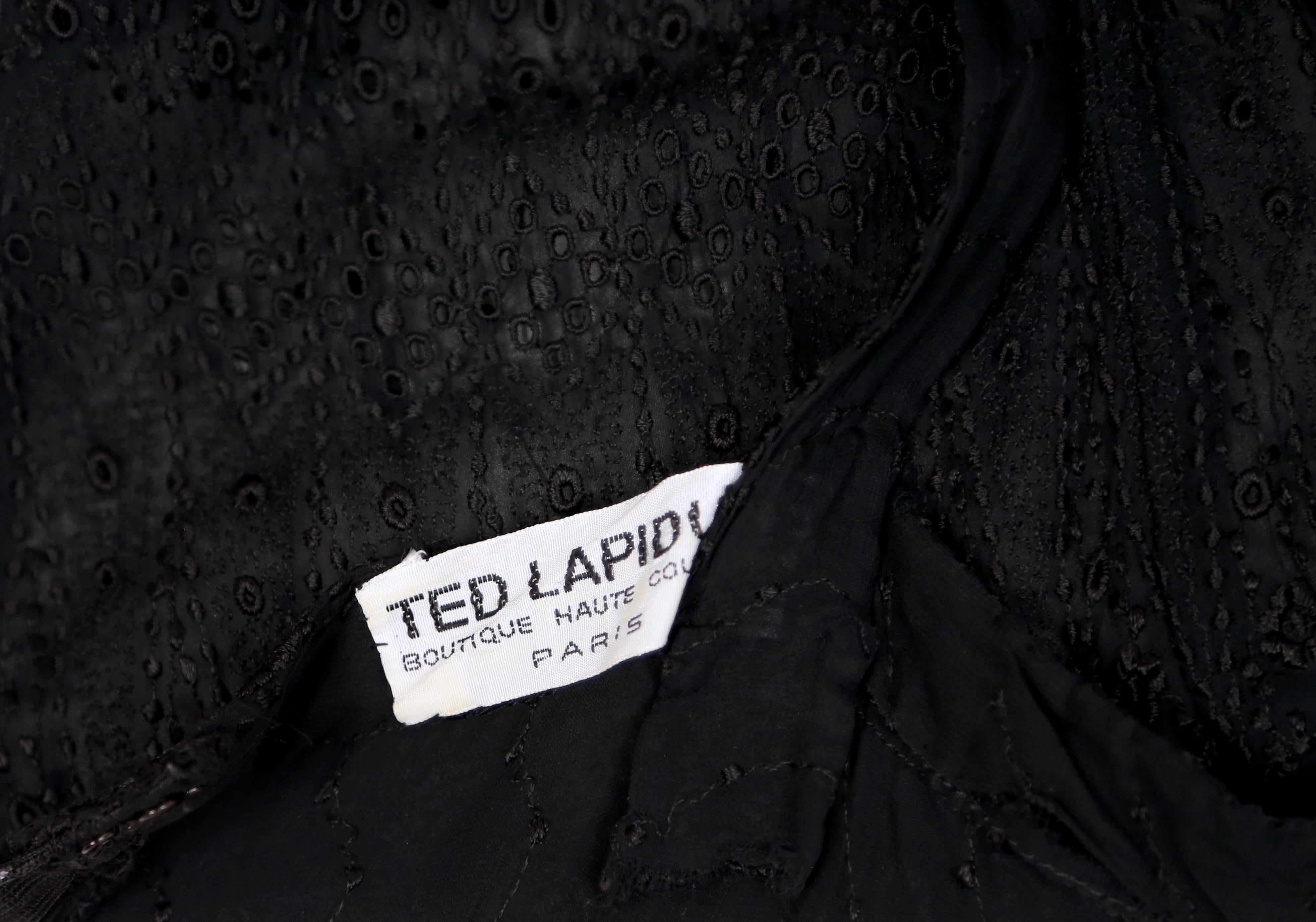 1970er TED LAPIDUS Couture Eyelet-Kleid mit gestreiftem Saum für Damen oder Herren im Angebot