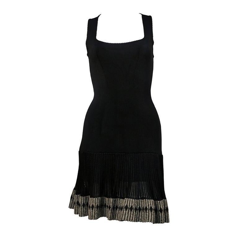 Rarísimo vestido negro azabache con ribetes festoneados y falda semivestida con dobladillo decorativo bordado con rombos de Azzedine Alaia de principios de los 90. La etiqueta del vestido indica una talla S, pero podría ser fácilmente una talla M.