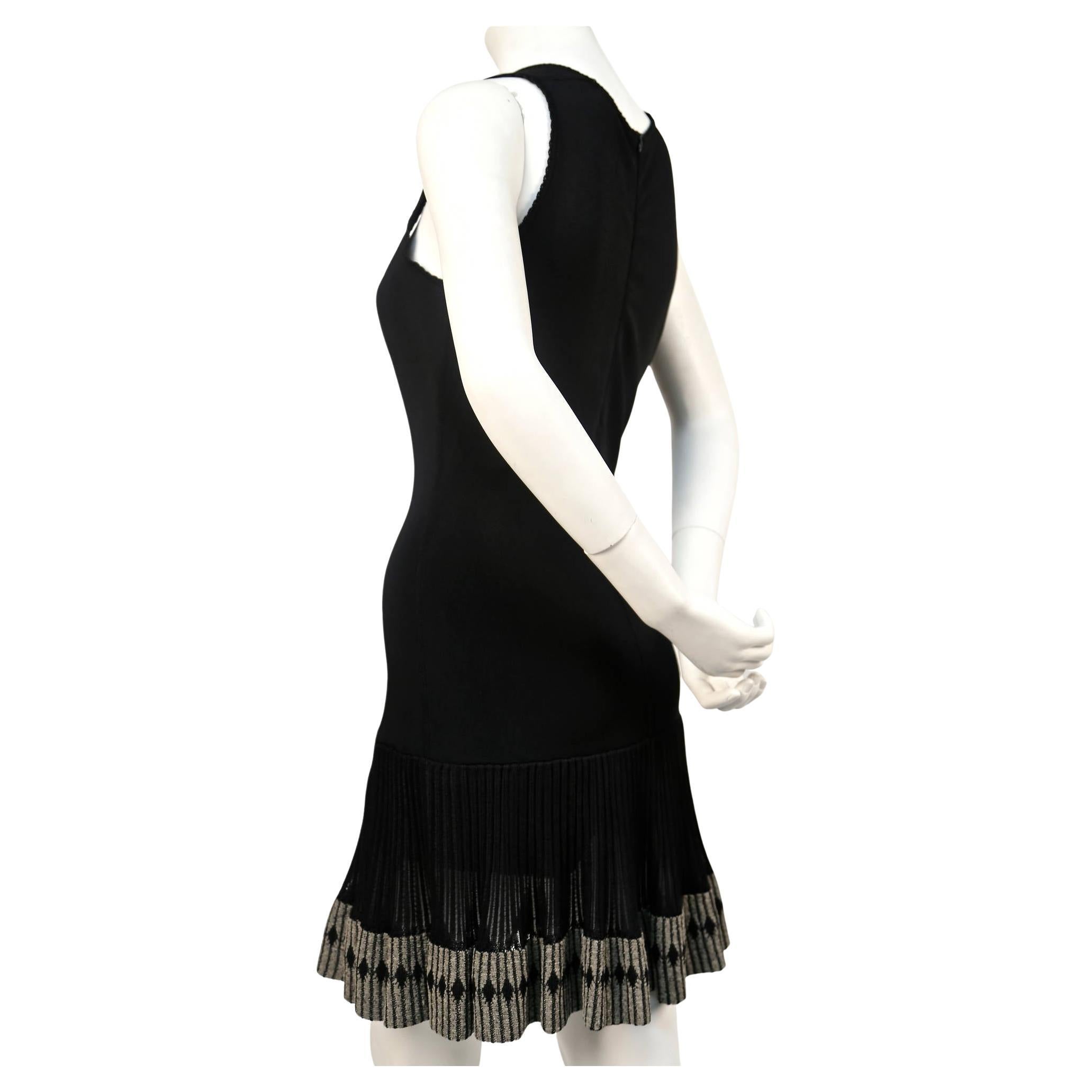 1990 AZZEDINE ALAIA vestido negro sin mangas y bajo con volantes Negro en venta