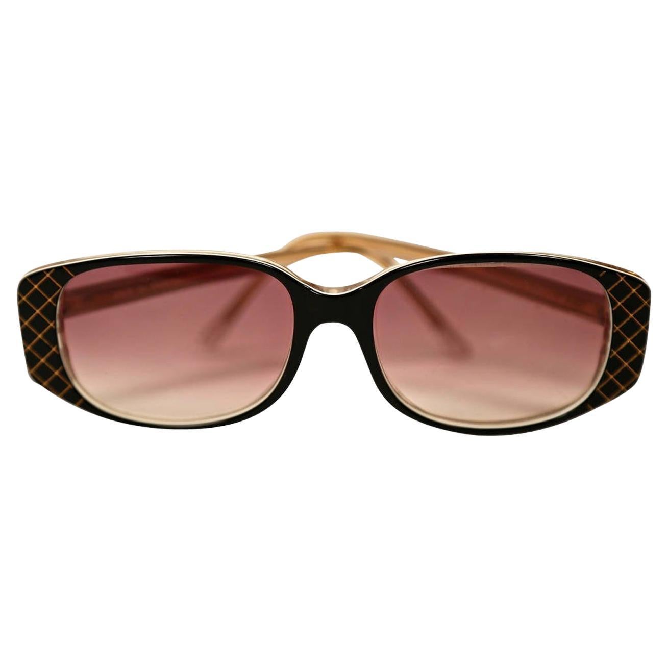 80er BALENCIAGA Sonnenbrille aus schwarzem Kunststoff mit geätzten goldenen Akzenten - ungetragen im Angebot