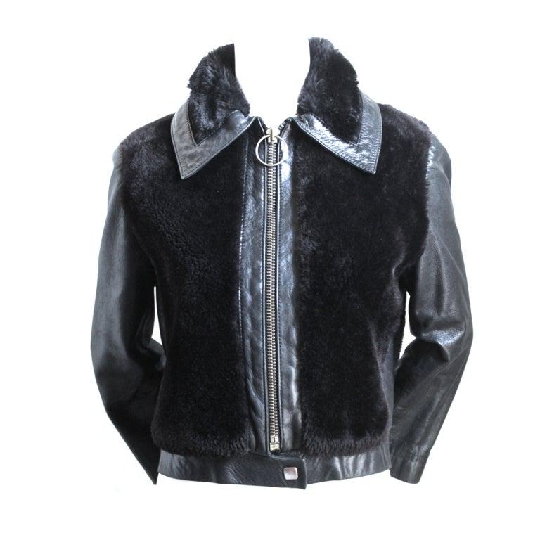 Cappotto in pelle nera e shearling marrone scuro di Pierre Cardin risalente agli anni '60. Grande cerniera O-ring in ottone con chiusura a scatto quadrata argentata sul fondo. La giacca sarebbe meglio di una taglia media. Completamente foderato.