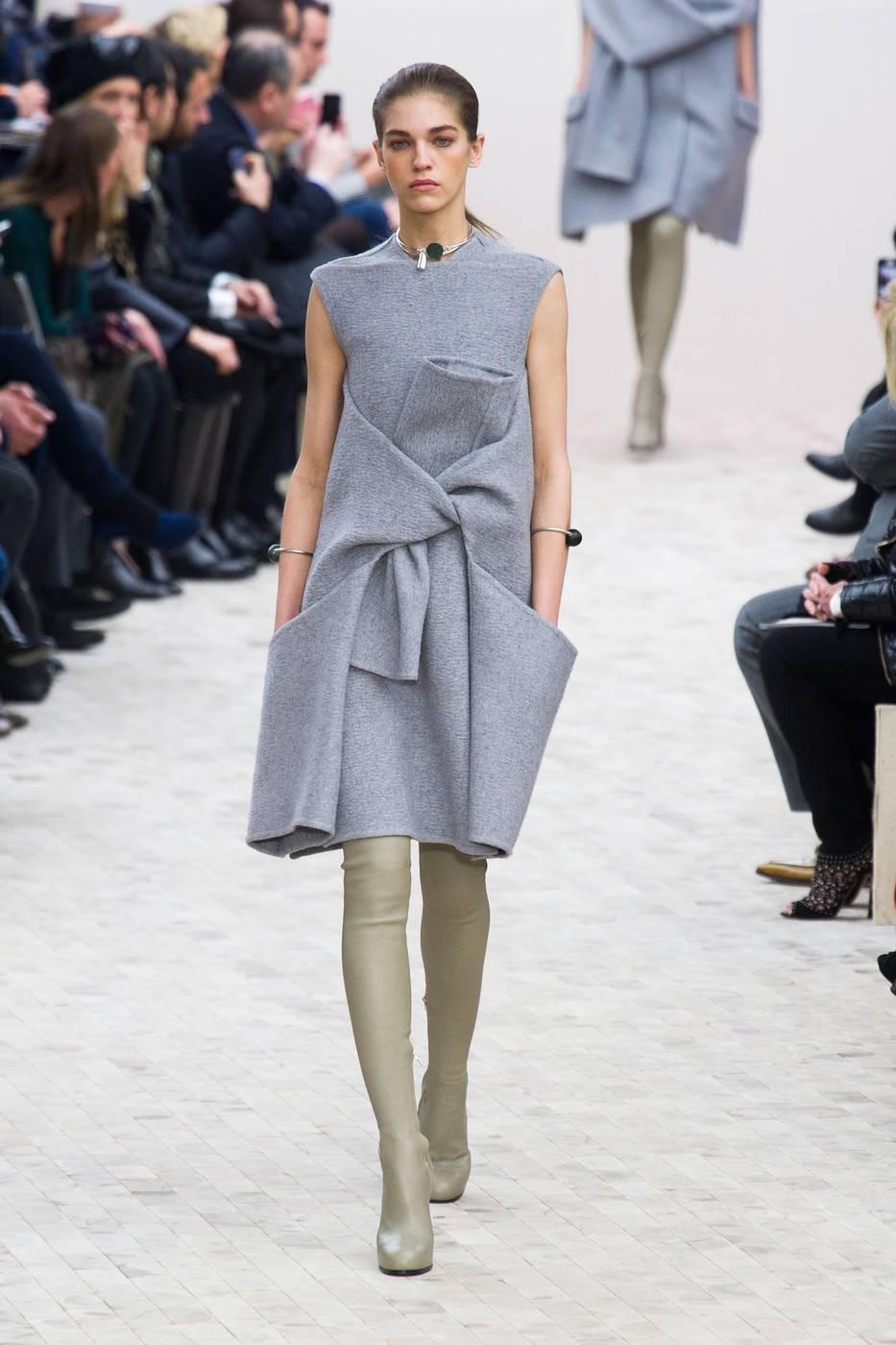 Unworn grey cashmere dress with knotted sleeve detail designed by Phoebe Philo for Celine fall 2013. French size 36 (size tag removed). Approximate measurements: Shoulder 15'', bust 32'', waist 28'', hip 36'' and length 42''. Double-faced cashmere.