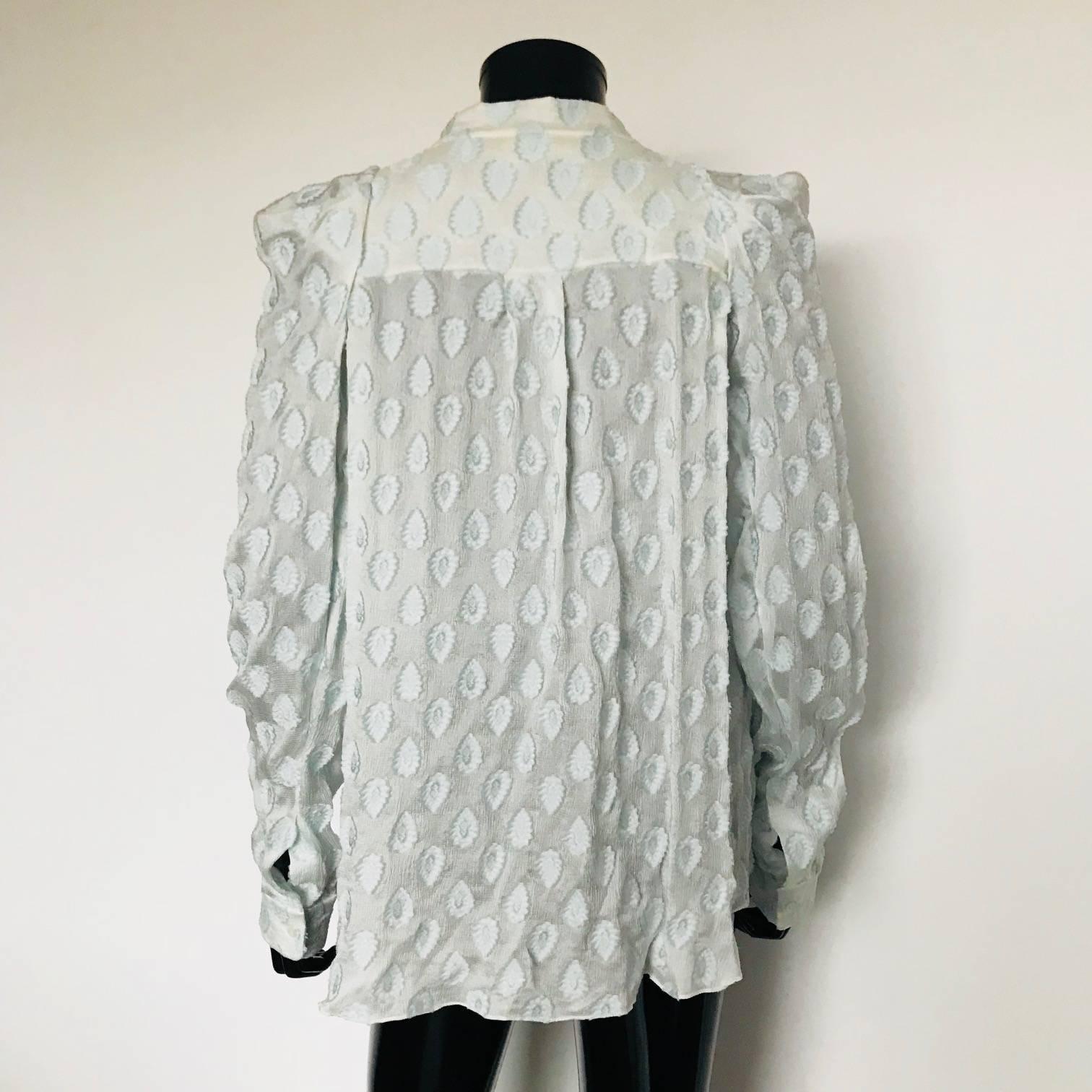 CHLOE blouse
Shirt in crepe silk, light blue, and patterns.
Long sleeves.