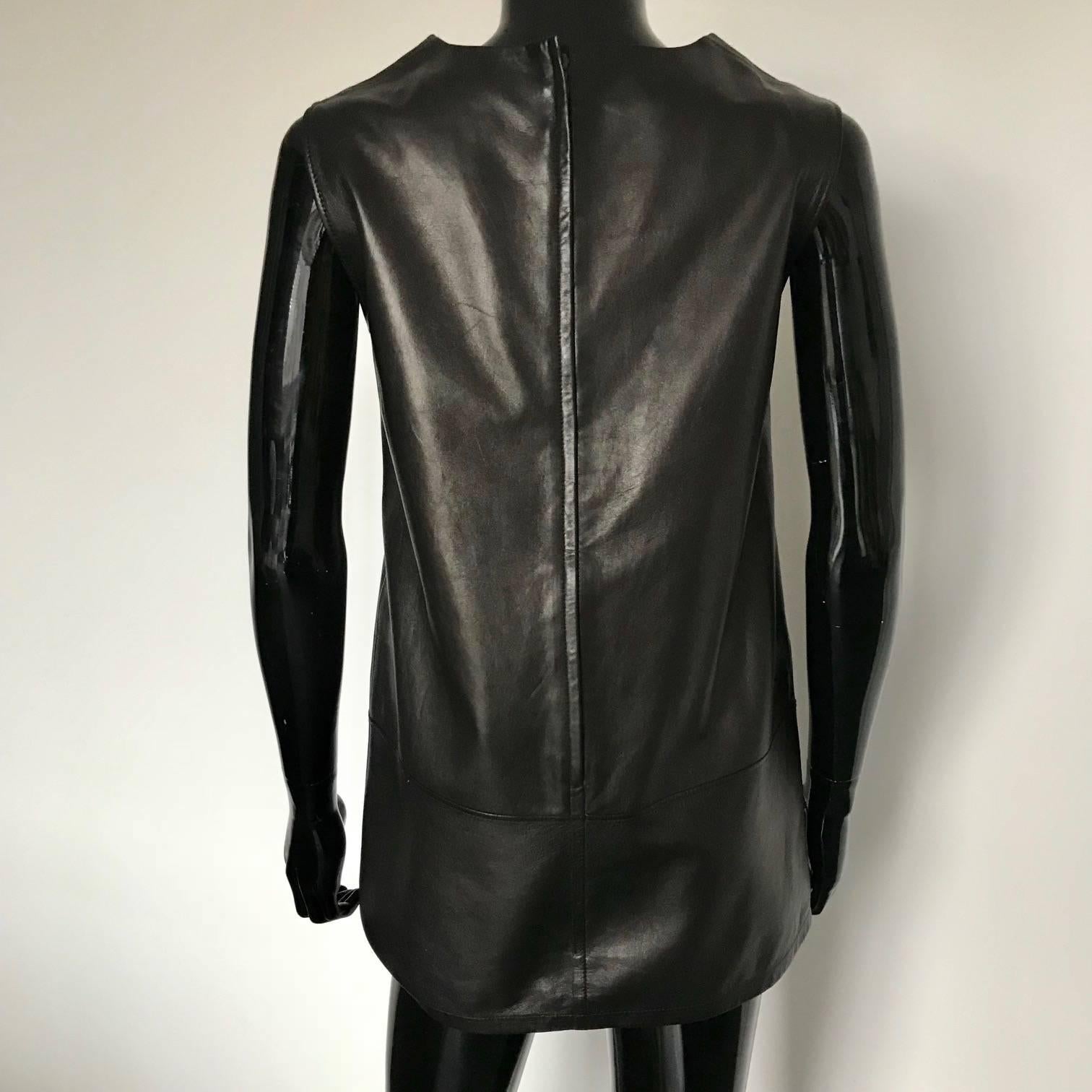 HERMES leather tunic, Circa 2000's.
Dark Brown Lamb leather of excellent quality.
Very good condition with the original label and silk lining.