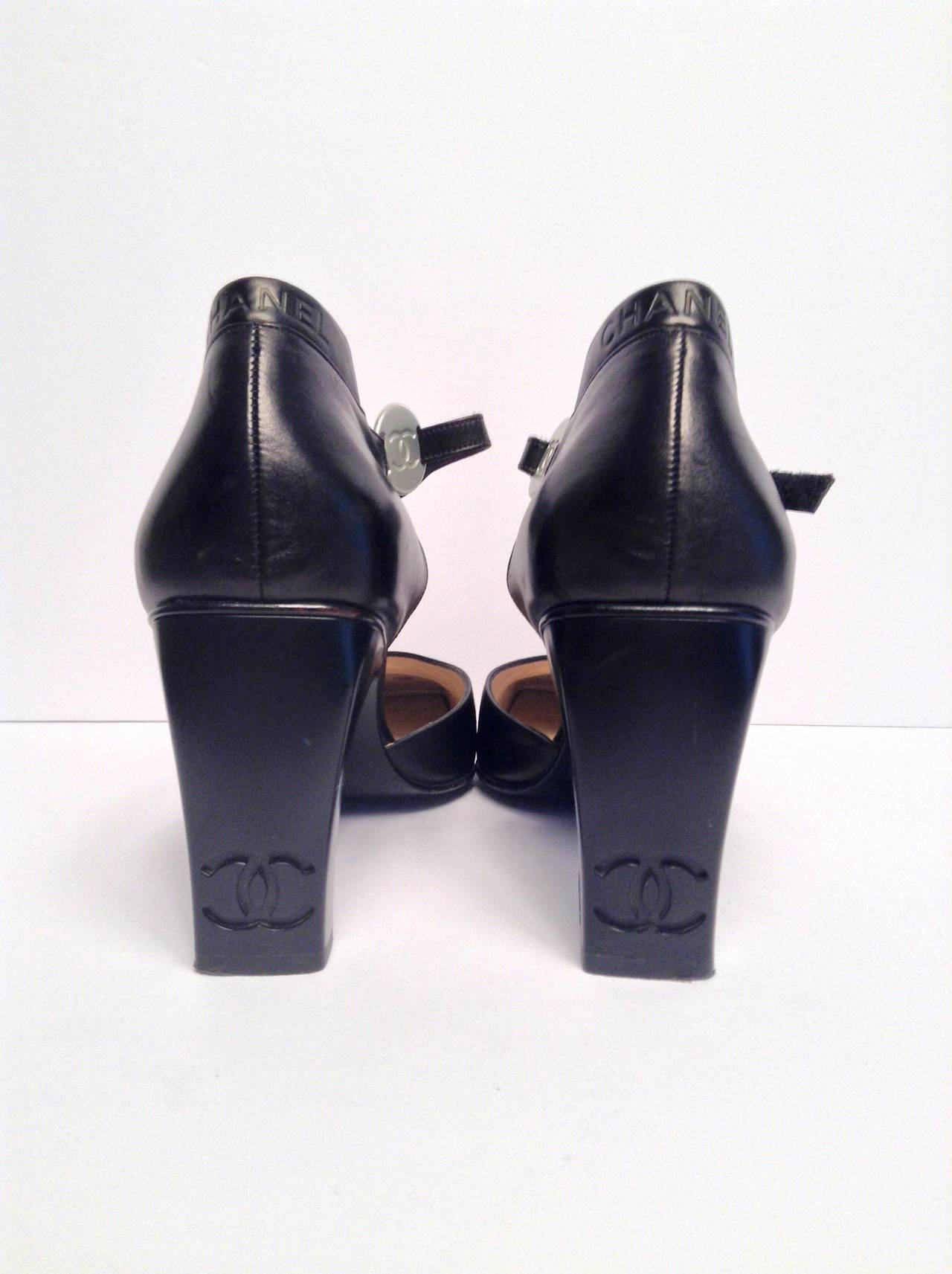 Chanel Black Leather Pumps Size 38 In Excellent Condition For Sale In Toronto, Ontario