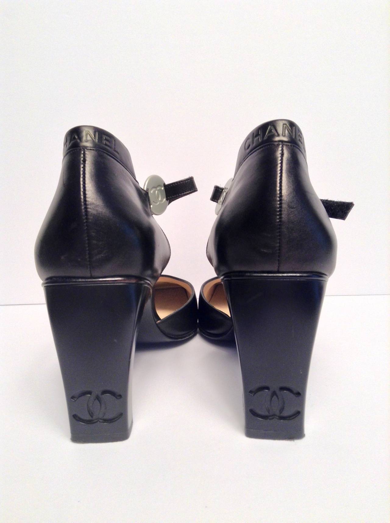 Chanel Black Leather Pumps Size 38 For Sale 4