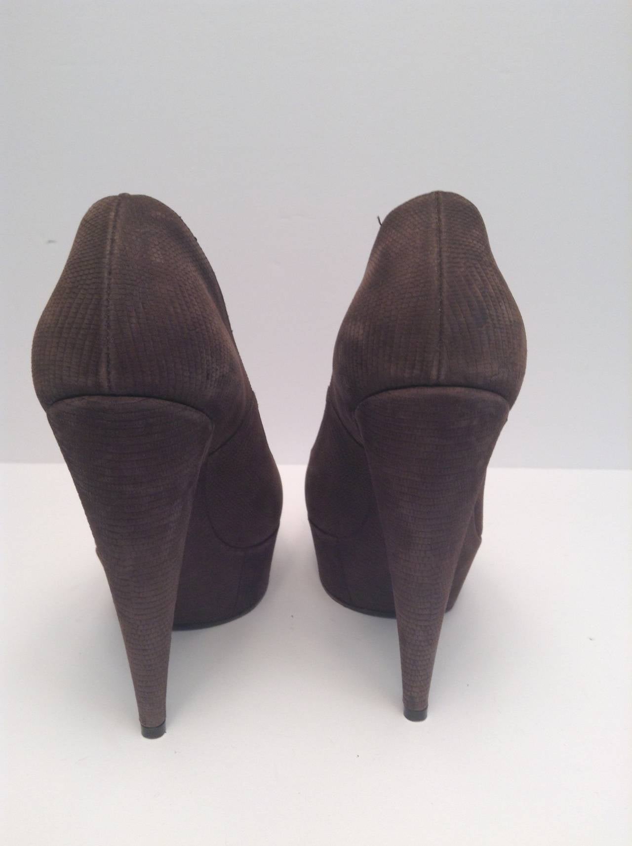 Yves Saint Laurent Brown Suede Platform Pumps Size 38.5 For Sale 2