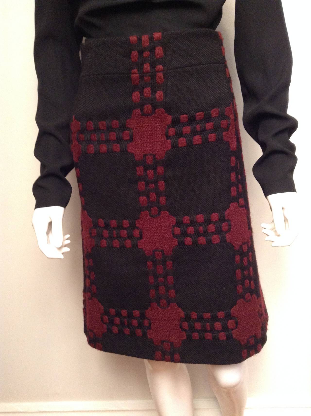 Gucci AW07 Wool A Line Black and Maroon Skirt Size 40/6 For Sale 1