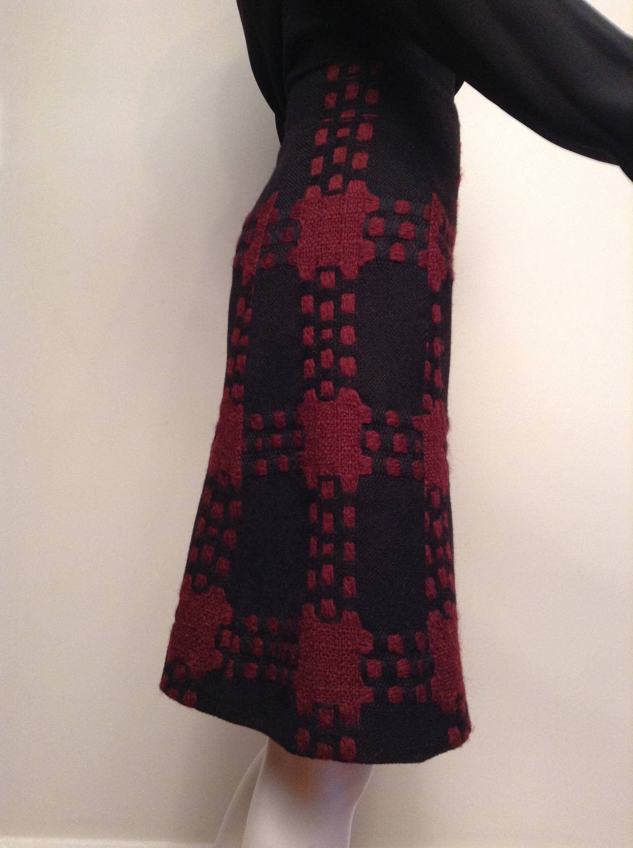 Gucci AW07 Wool A Line Black and Maroon Skirt Size 40/6 In Excellent Condition For Sale In Toronto, Ontario