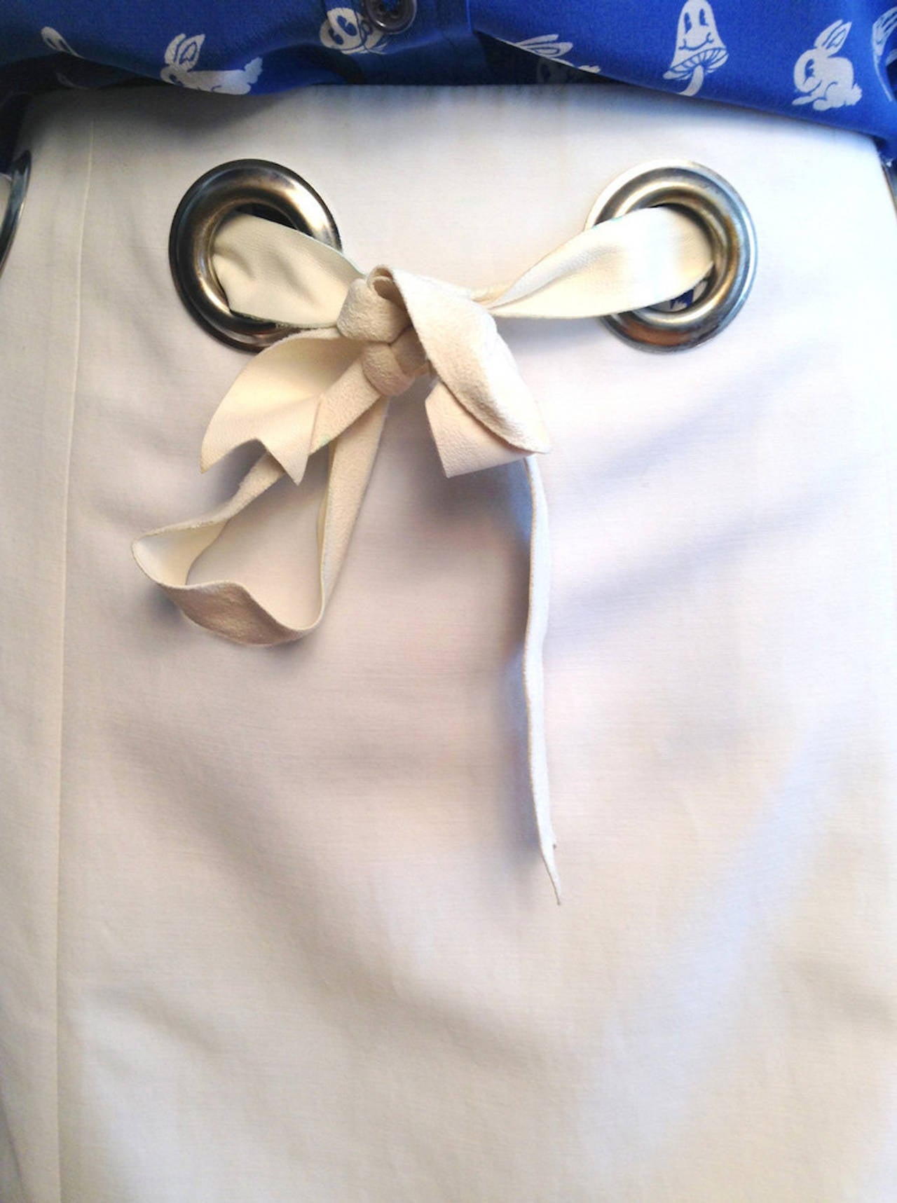 Chloe White Mini Skirt With Grommet Waistline Size 2 For Sale 2