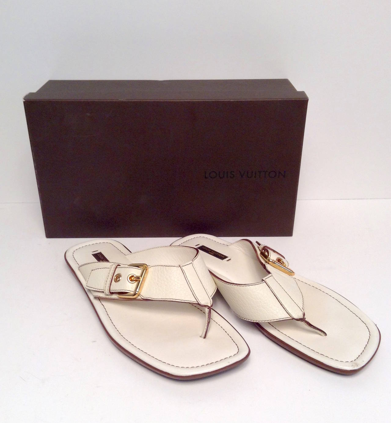 Louis Vuitton Cream leather Thong Sandal Size 38 In Excellent Condition In Toronto, Ontario