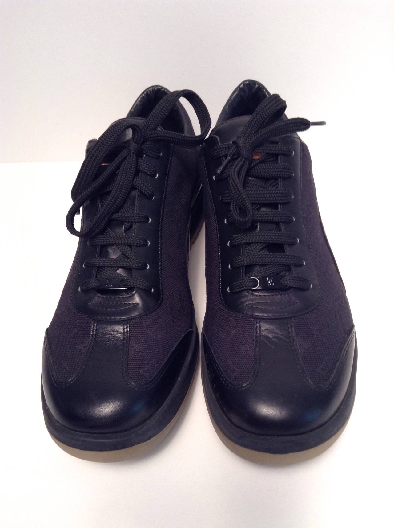 Louis Vuitton Black Monogram Sneakers Size 40 In Excellent Condition In Toronto, Ontario