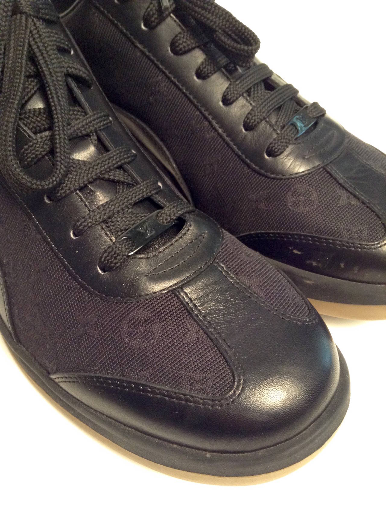 The perfect pair of kicks. Black on black monogram with black leather trim. 

In very good condition.

1.5