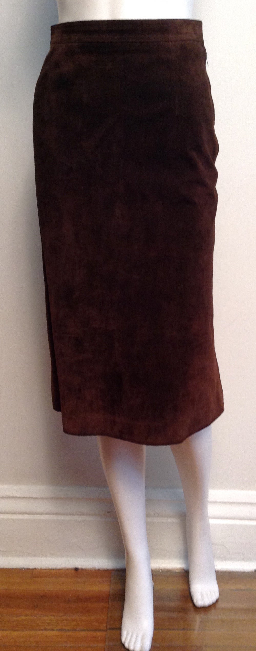 Soft brown suede jacket and skirt. Adorned with golden horsebits. 
Two pockets.

Measurements of jacket: 32