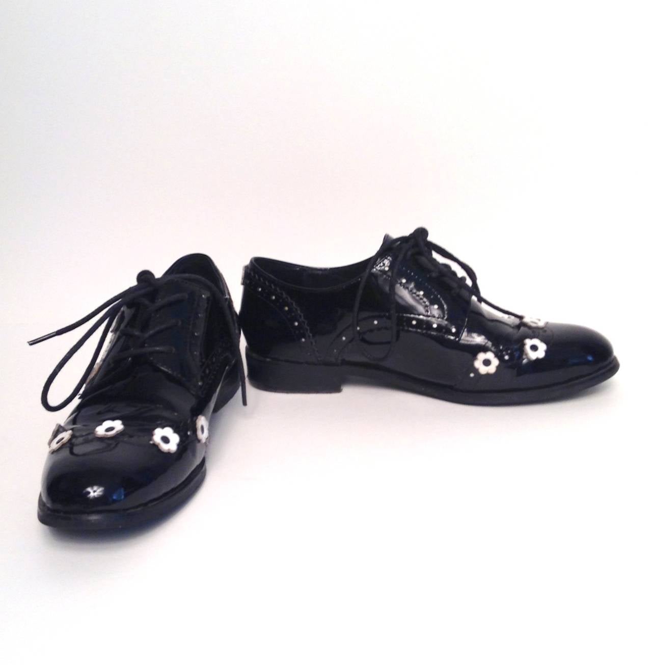 Chanel Black Patent Oxfords with Daisies Size 5 In Good Condition In Toronto, Ontario