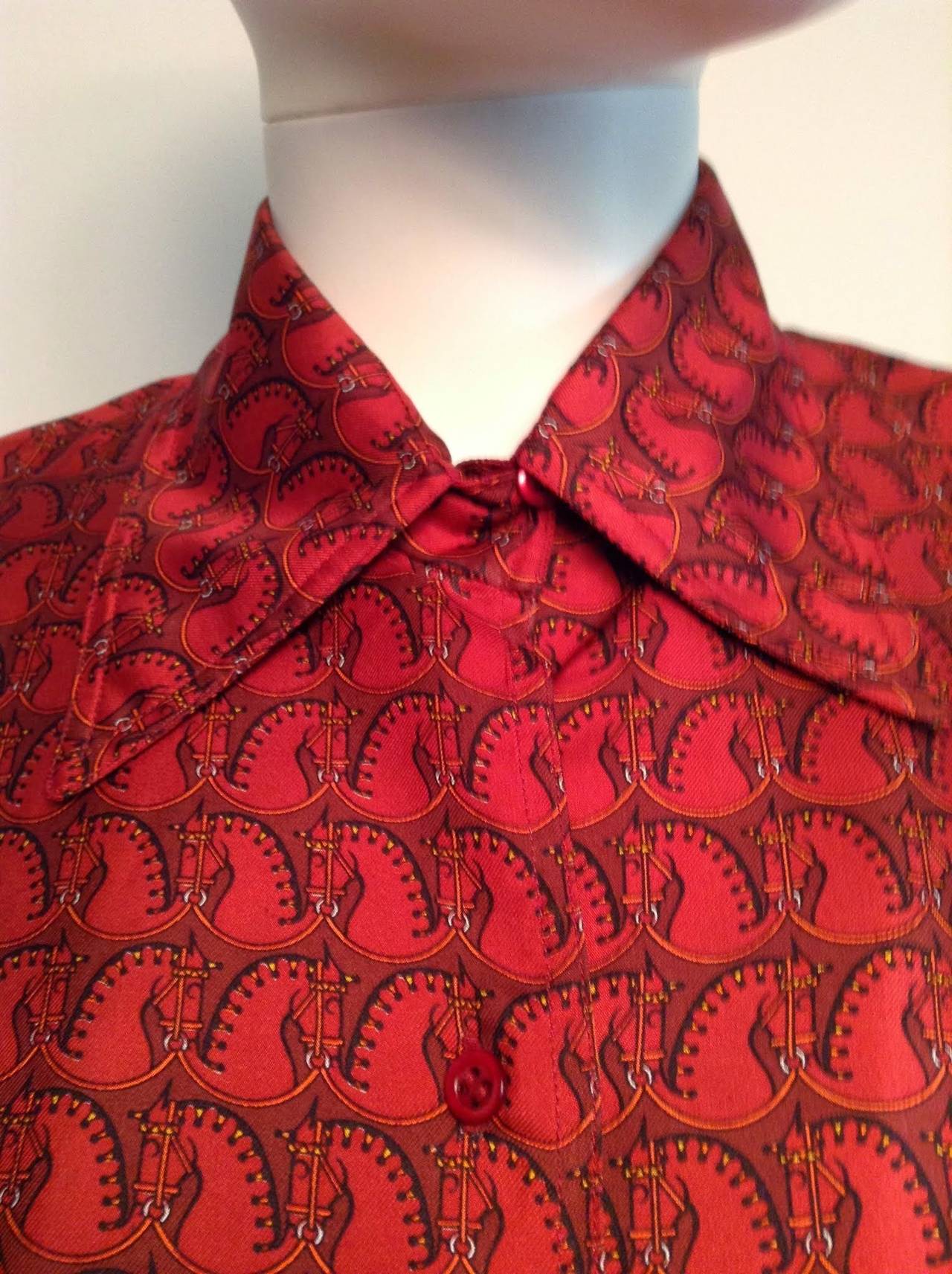 Circa 70s, this Hermes Vintage Silk Horse Head Blouse is a great addition to any Hermes collection. Features long sleeve, collar and button up closure. 

Measurements: 26