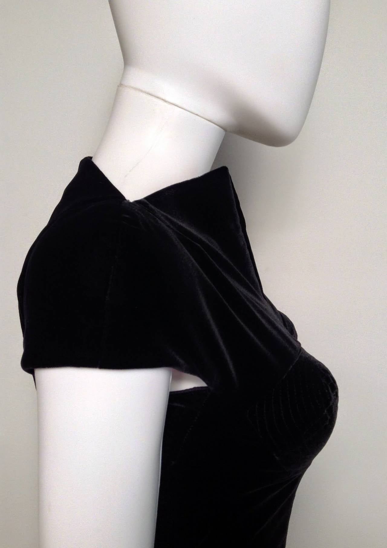 Tom Ford AW11 Black Velvet Cup Dress Unworn Size 2 In New Condition In Toronto, Ontario