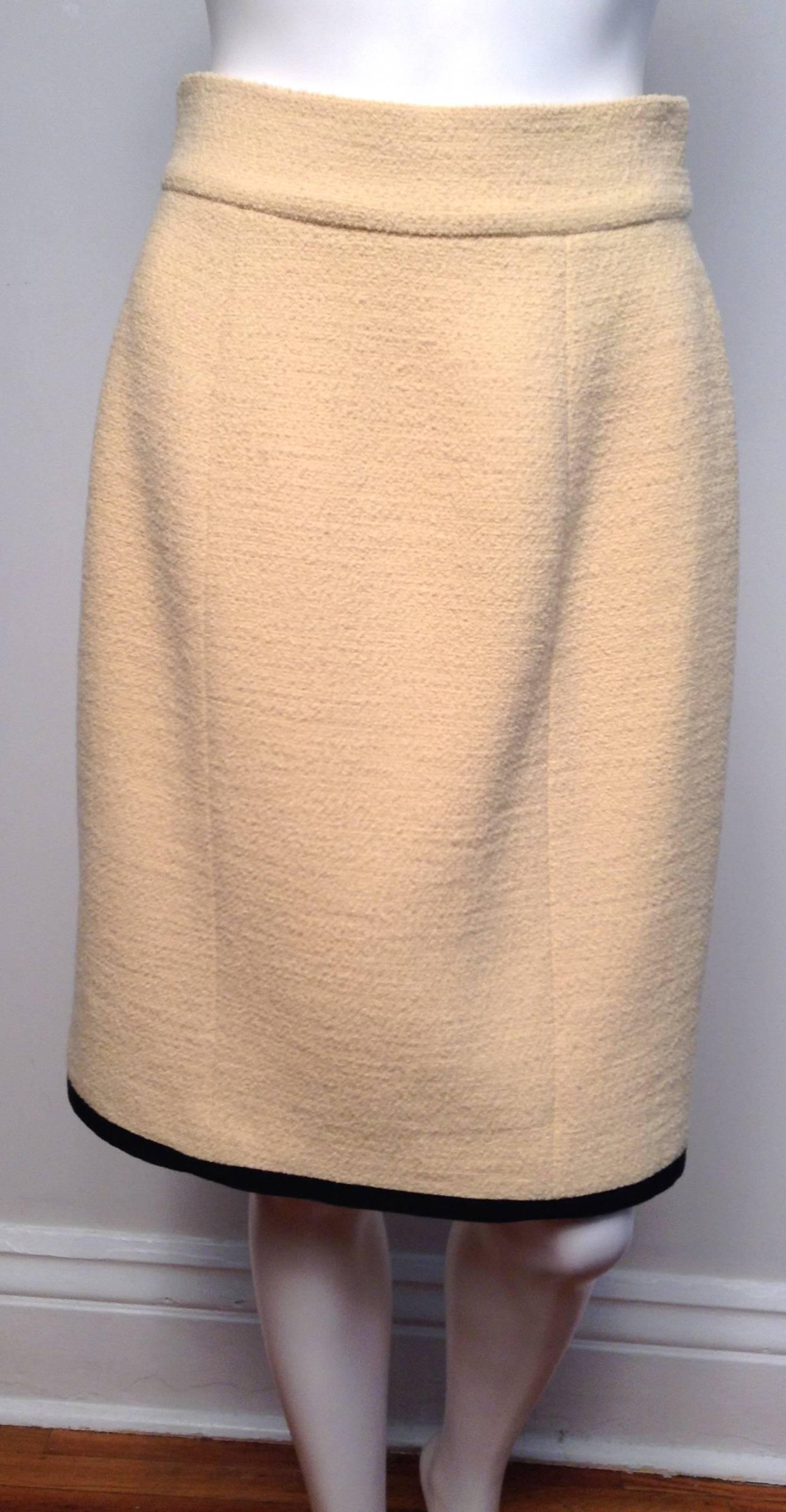 Chanel Boutique Cream and Black Suit Size 42 In Excellent Condition For Sale In Toronto, Ontario