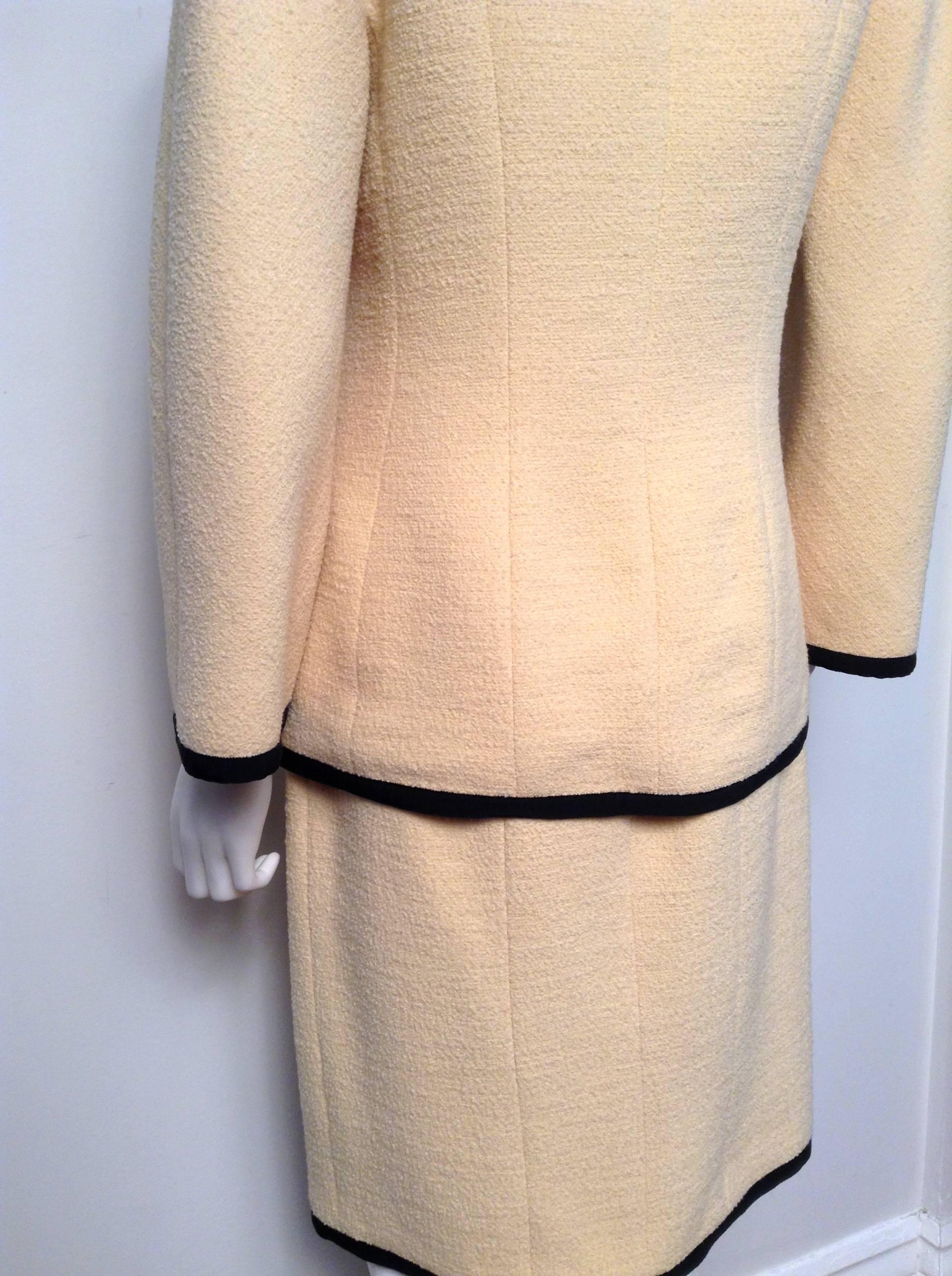 Chanel Boutique Cream and Black Suit Size 42 For Sale 5