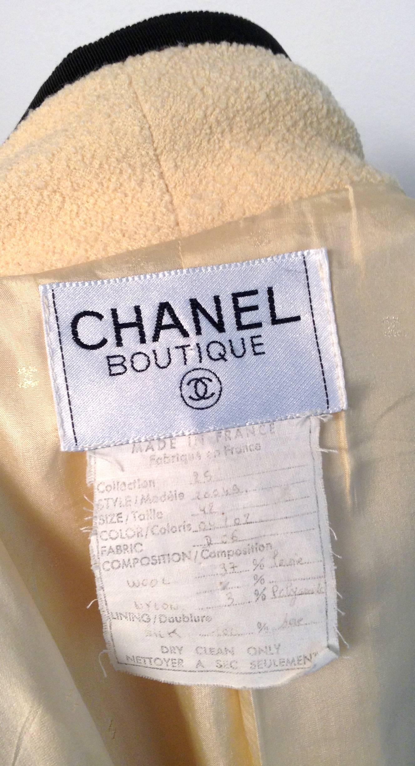 Chanel Boutique Cream and Black Suit Size 42 For Sale 2