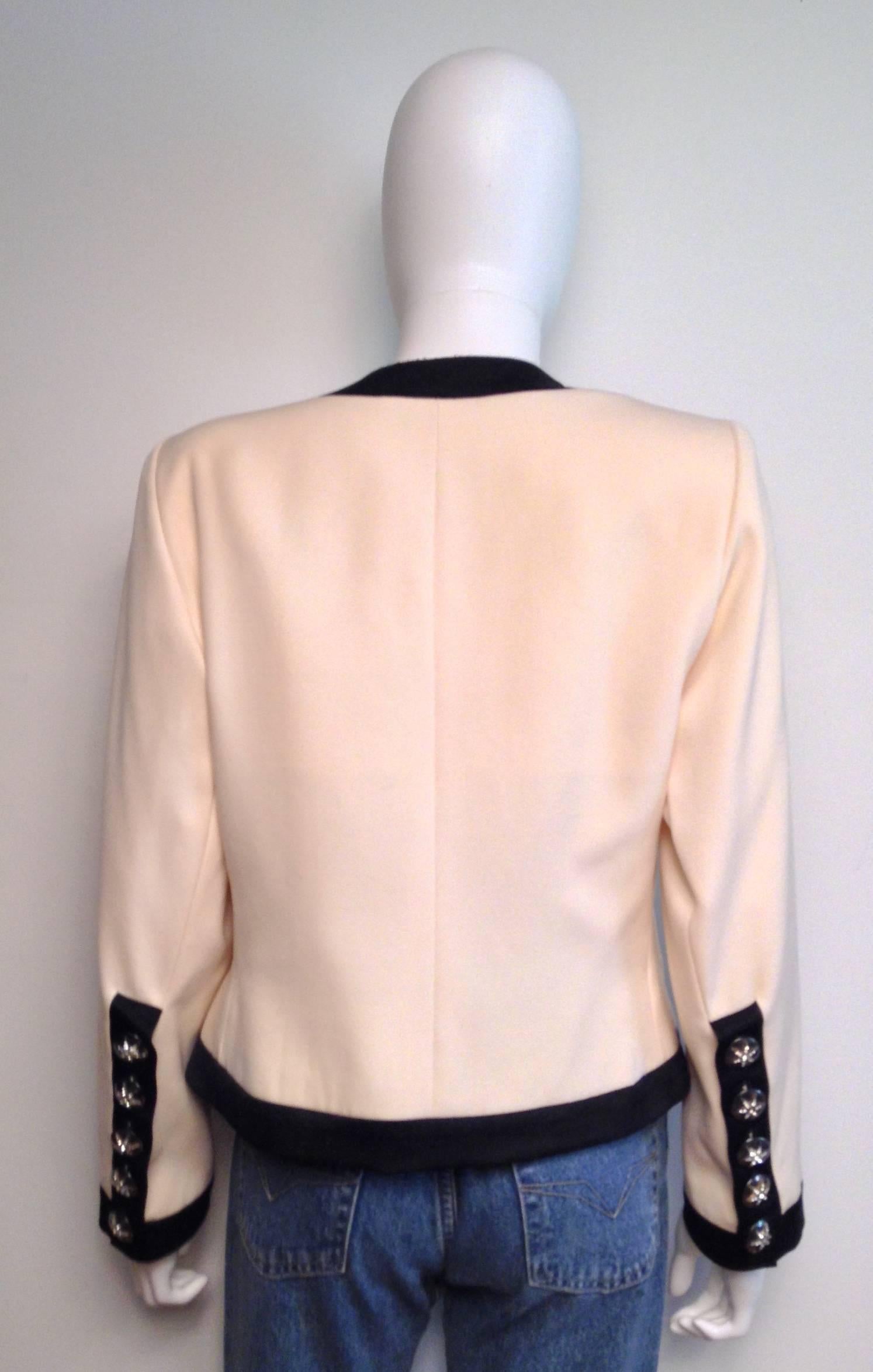 Yves Saint Laurent Cream Cropped Blazer Size 36 In Excellent Condition For Sale In Toronto, Ontario