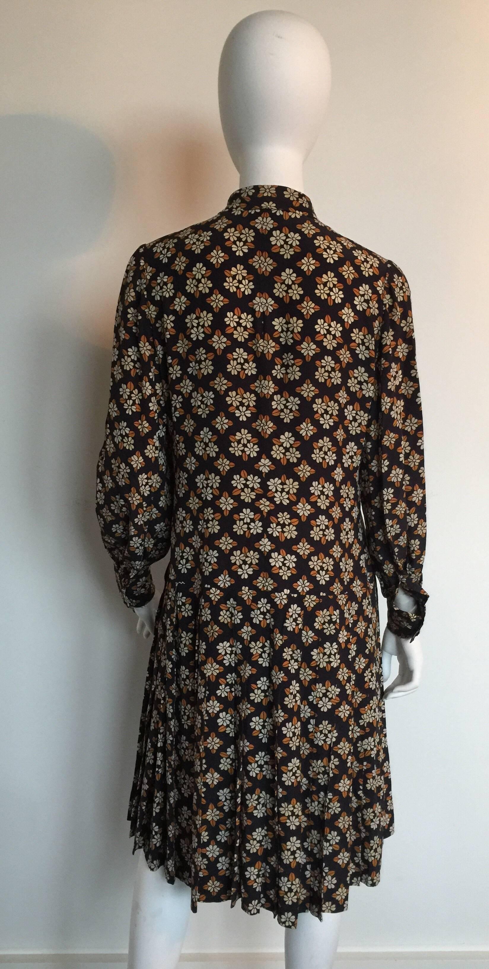 Ungaro 1970s printed silk pleated dress In Fair Condition For Sale In New York, NY