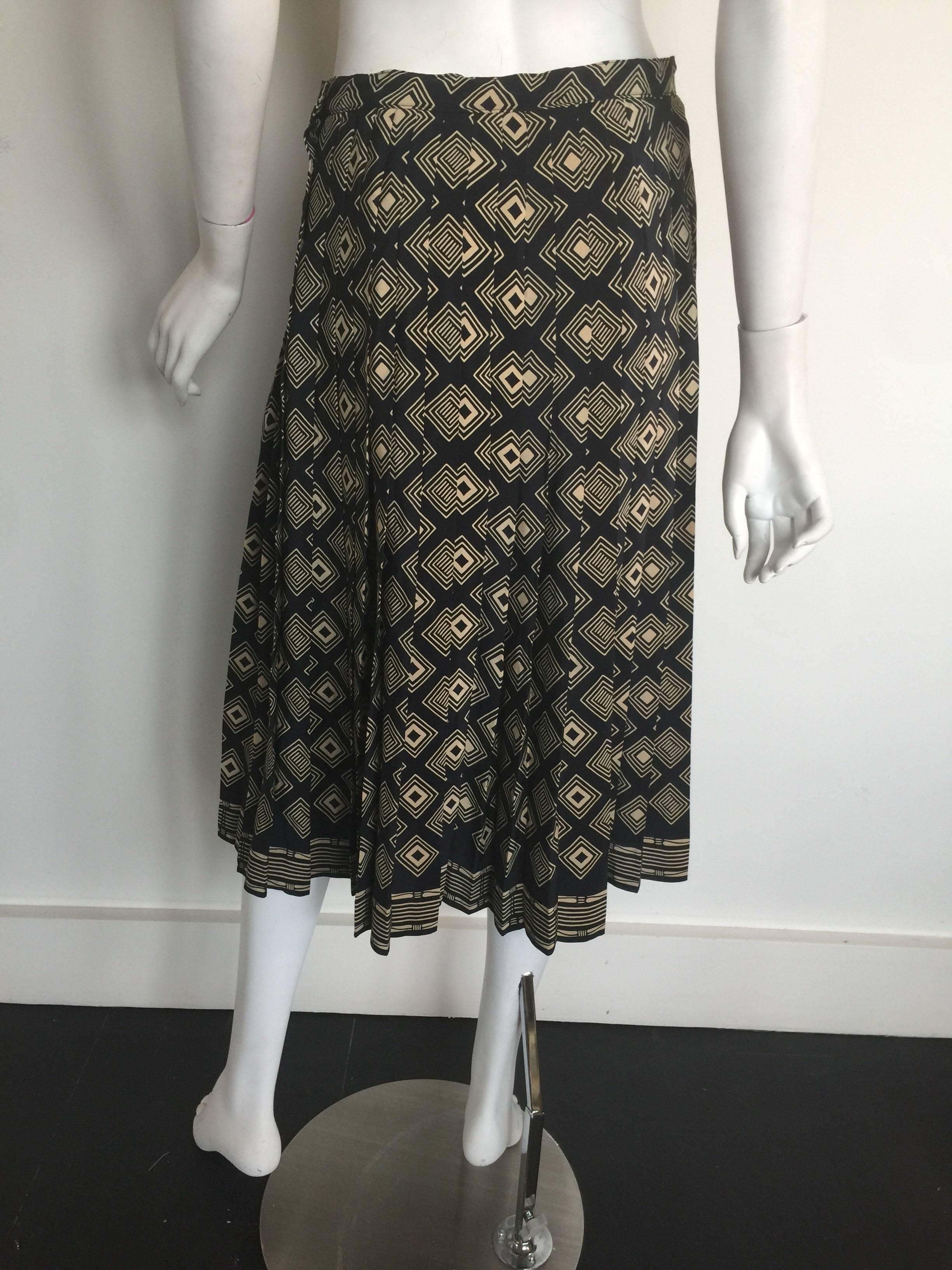 Black Adolfo black and tan printed pleated silk skirt For Sale