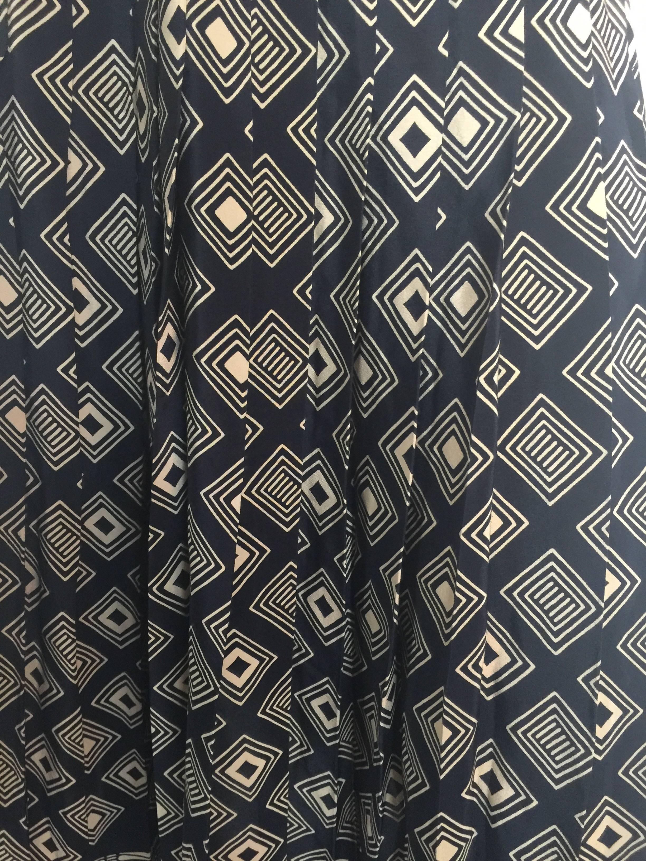 Adolfo black and tan printed pleated silk skirt In Excellent Condition For Sale In New York, NY