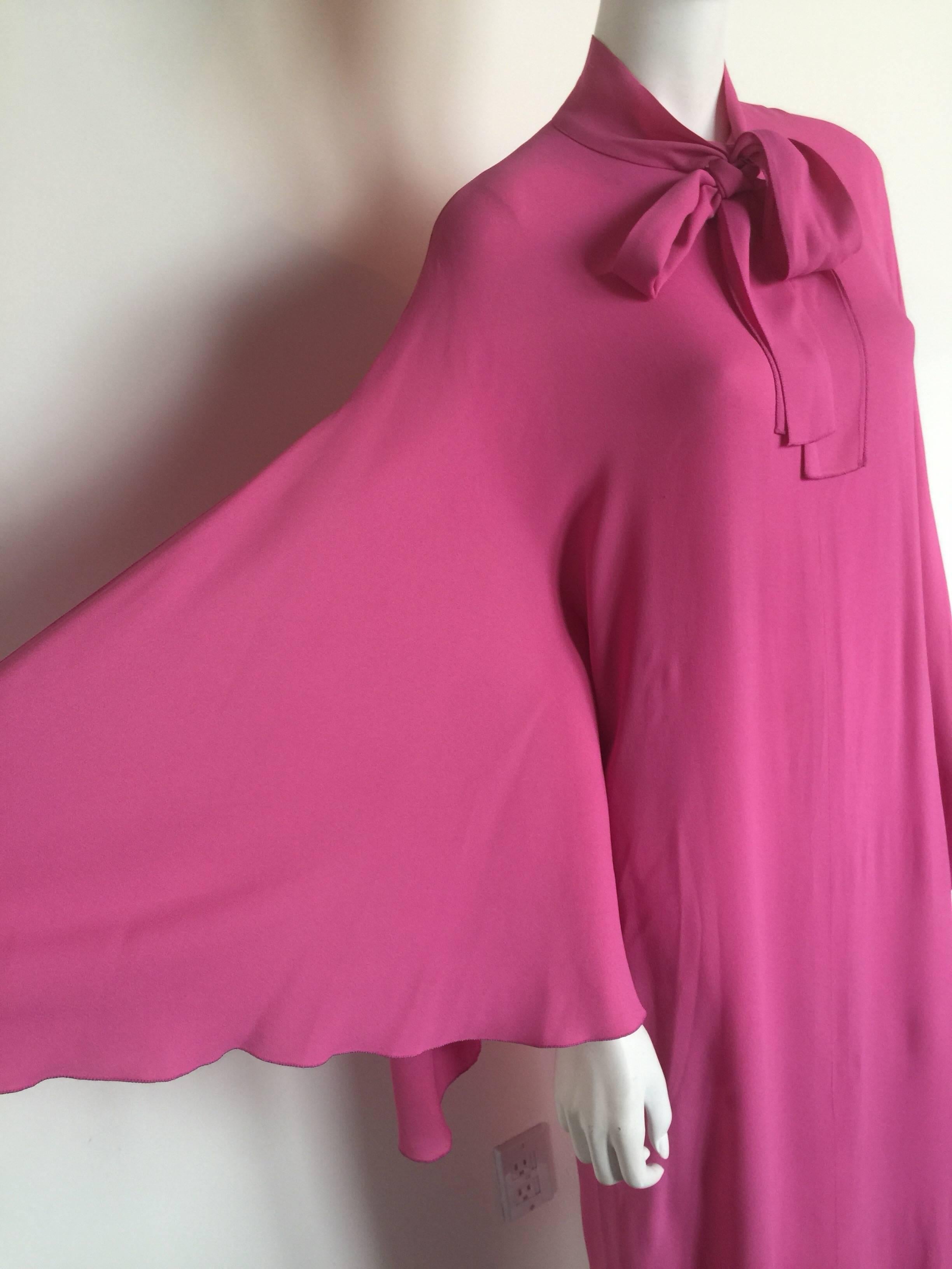 Pierre Cardin bubble gum pink bow caftan  In Excellent Condition In New York, NY