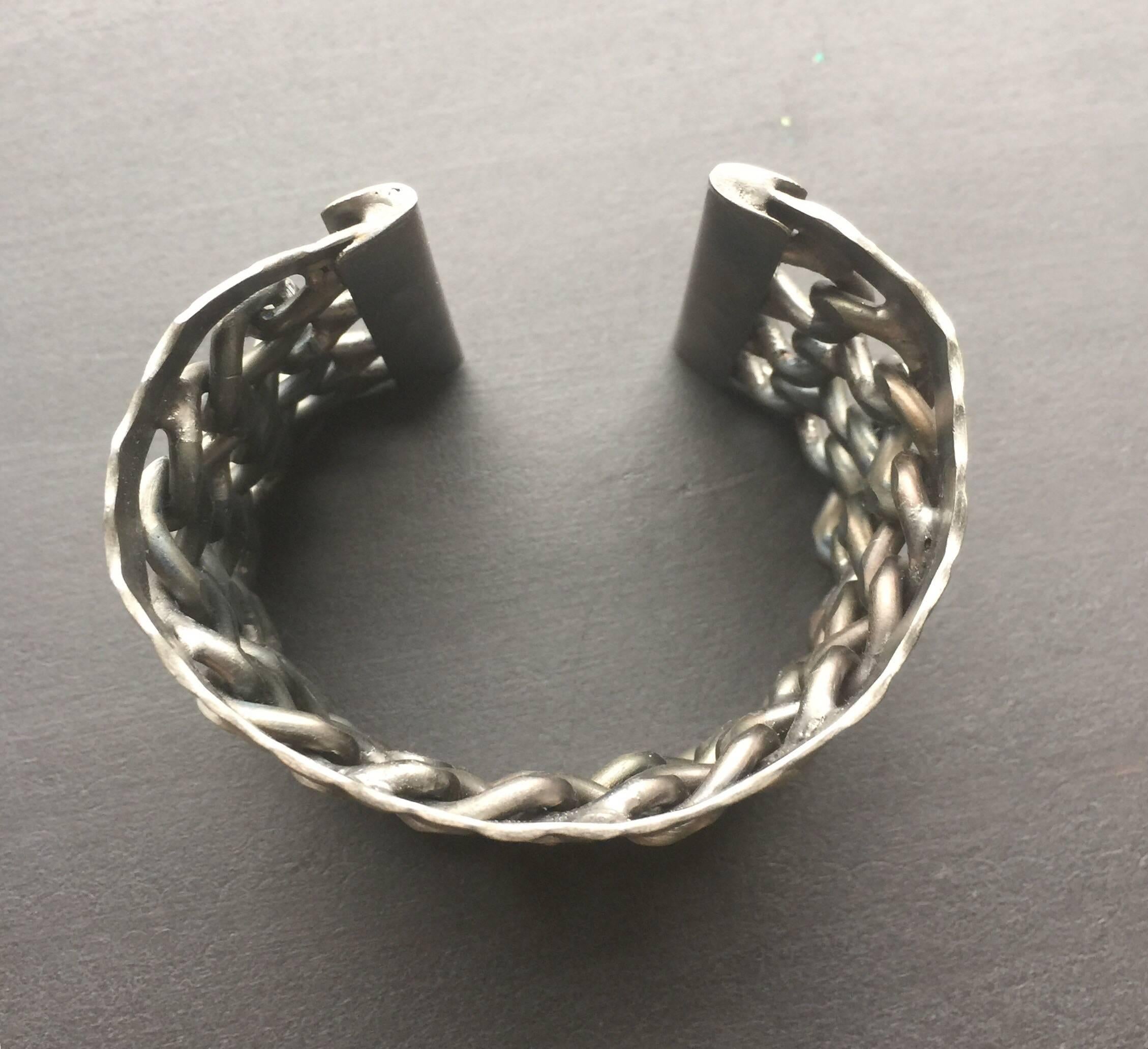 Metal chain cuff  In Good Condition For Sale In New York, NY