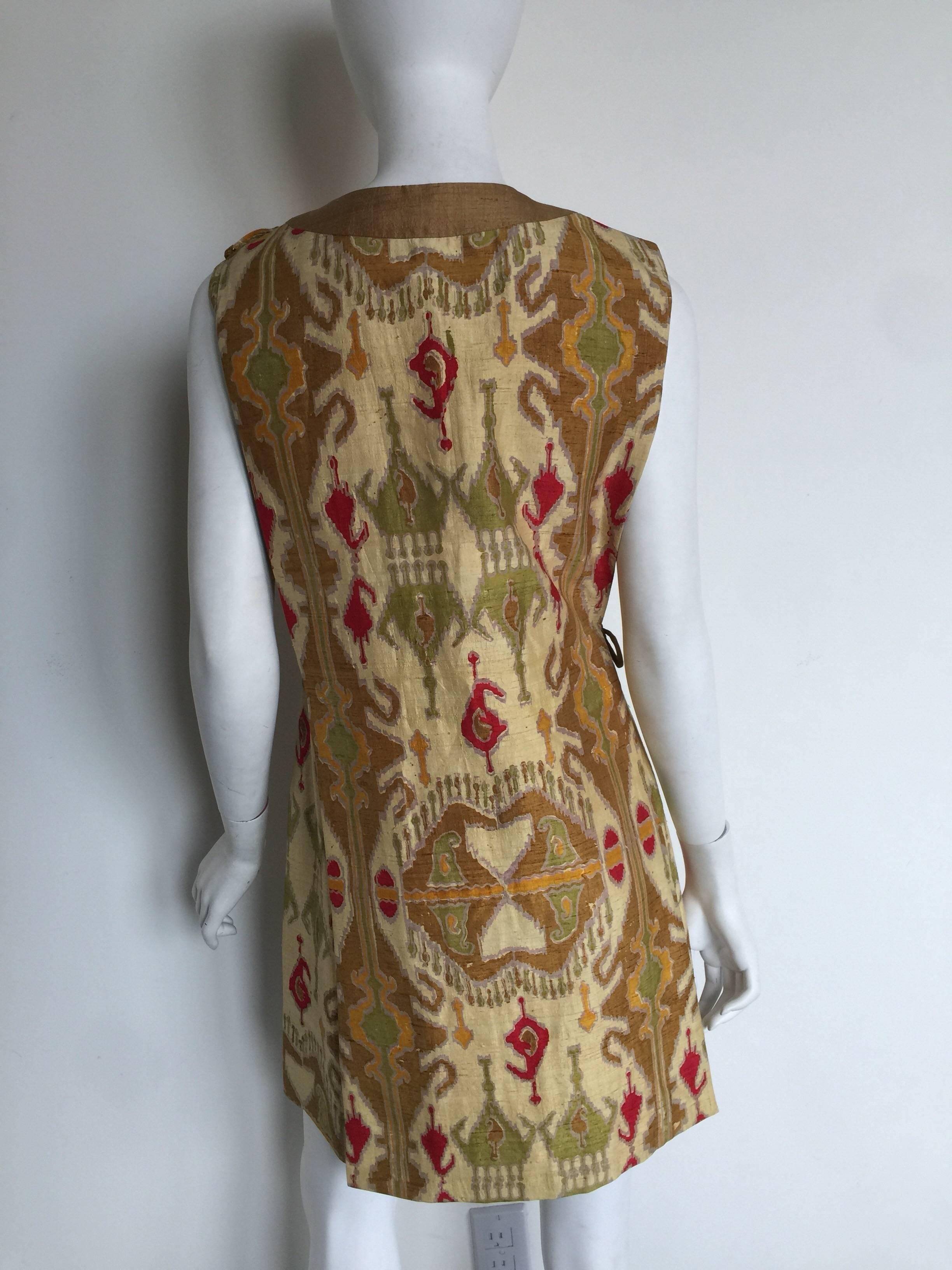 Pierre Cardin ethnic printed silk shift dress  In Excellent Condition For Sale In New York, NY