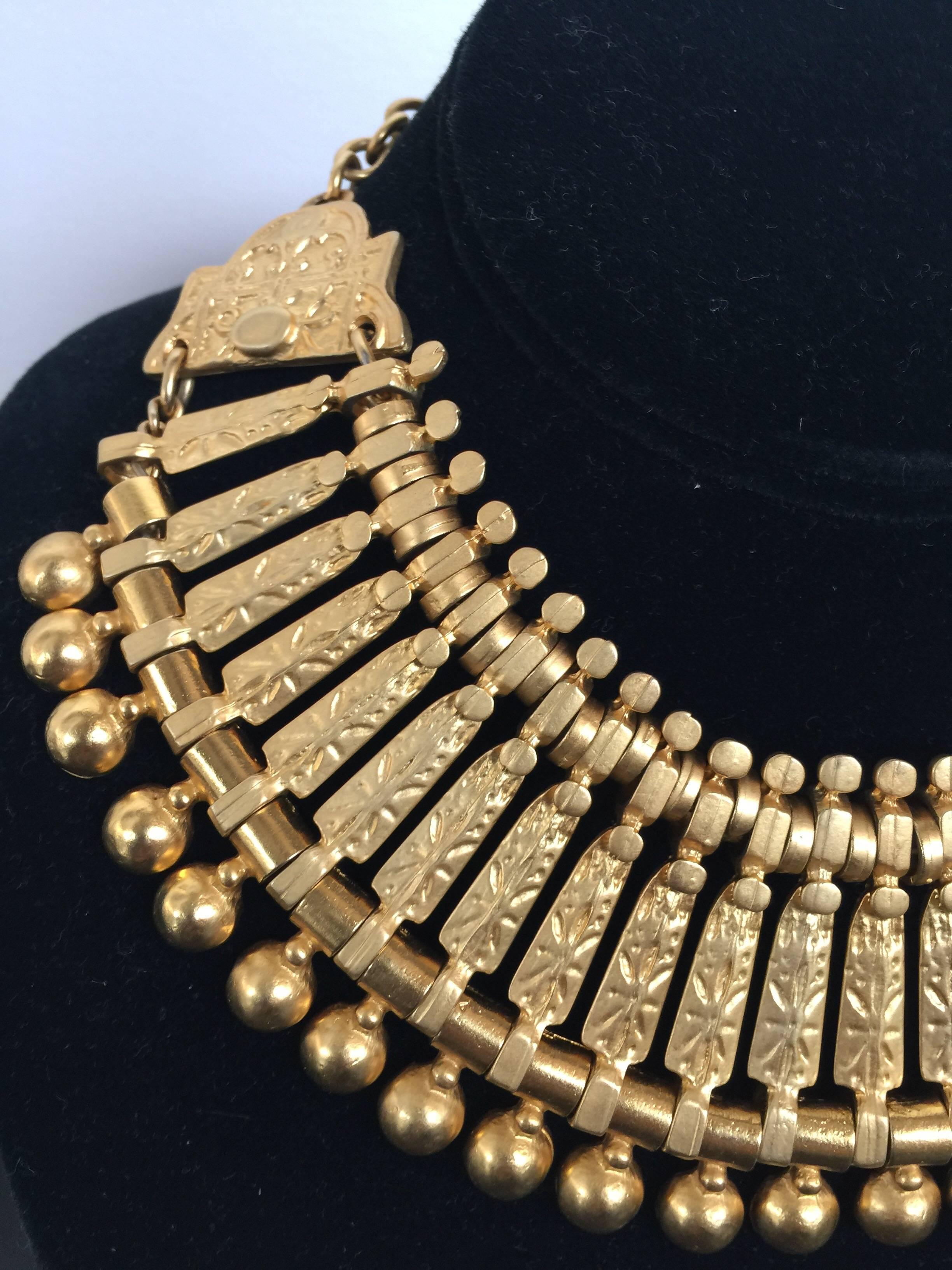 Gold tone Egyptian necklace In Good Condition For Sale In New York, NY