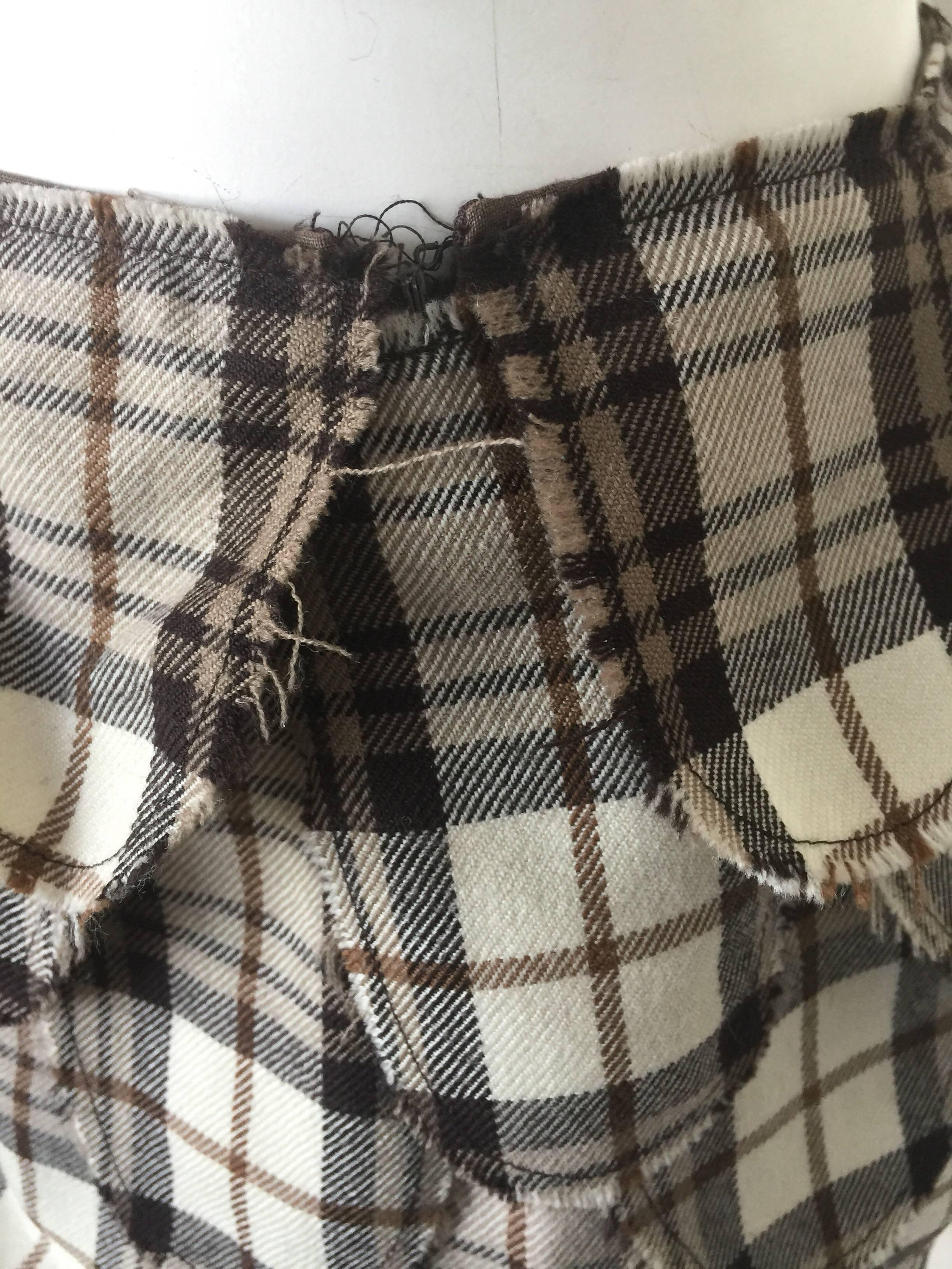 Moschino brown plaid mini skirt  In Good Condition For Sale In New York, NY