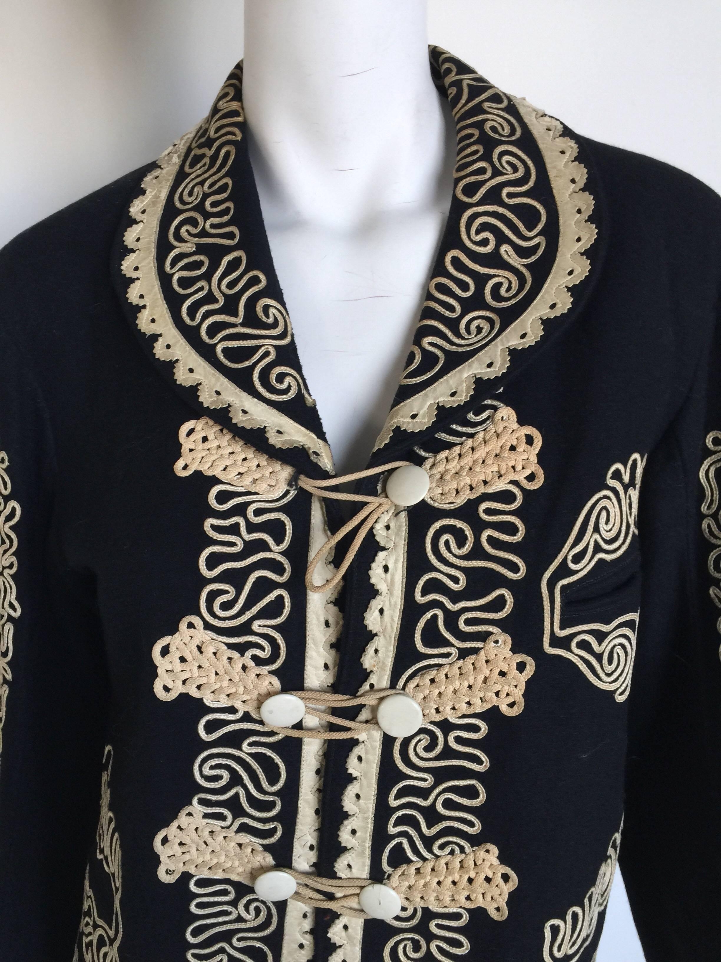 Laser cute leather- eagle appliqué 1970s wool coat  In Fair Condition For Sale In New York, NY