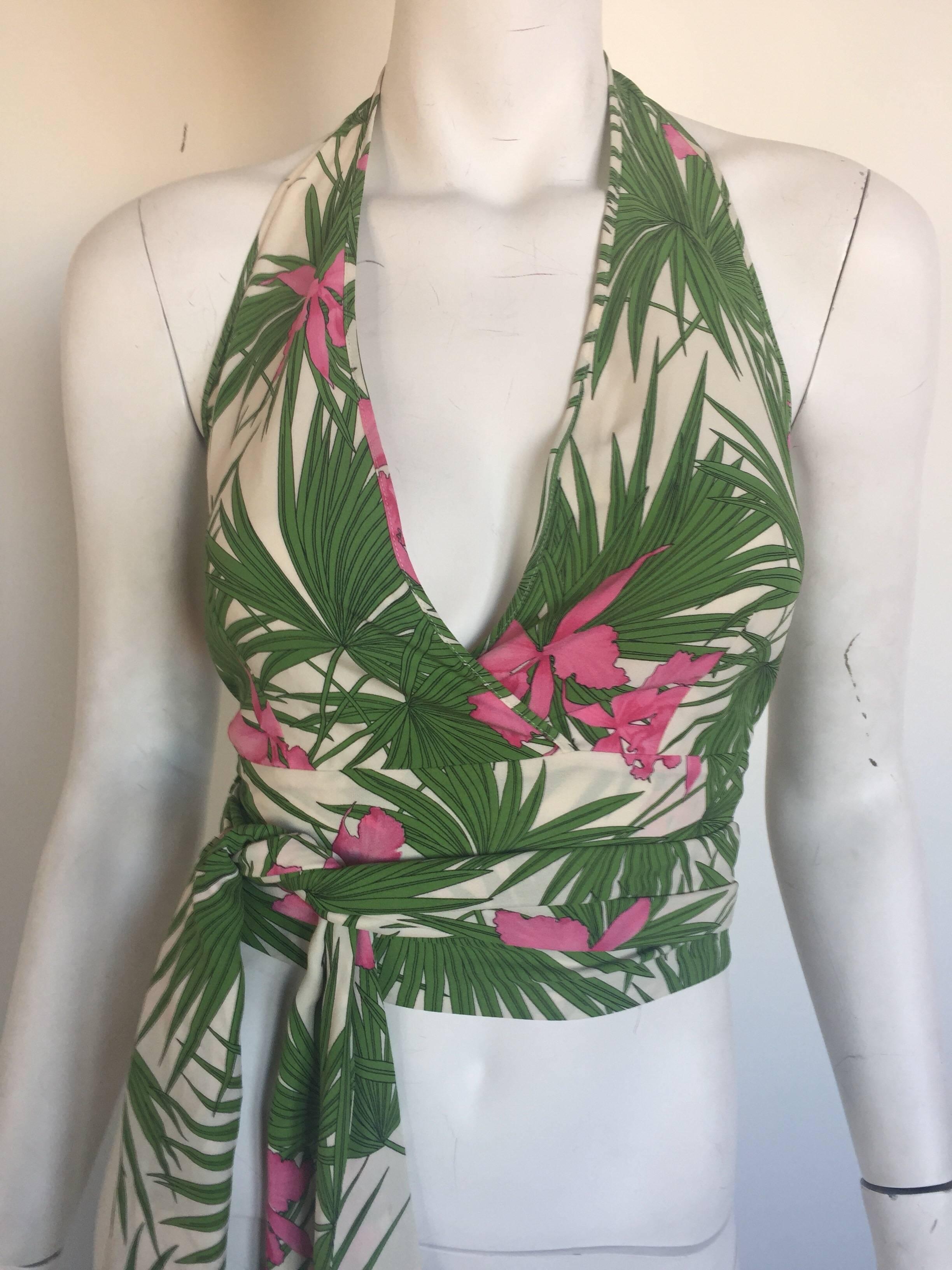 This halter crop top has a tropical inspired print and a V wrapped neckline. The crop top back expands on either side into a 37