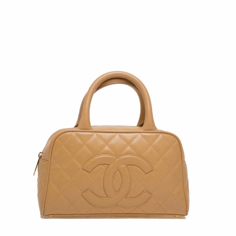 This Chanel CC Quilted Caviar Bowler Bag in Small is finely crafted with nude diamond quilted leather. The handles are made of rolled leather to wear comfortably. This item includes its original dust bag and authenticity card. Authenticity tag